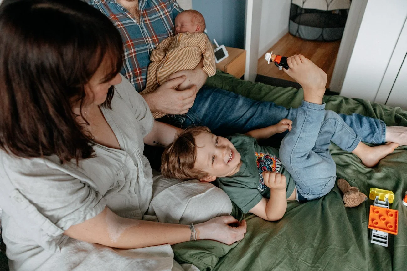 family-portraiture-family-resting-on-bed.004.jpg