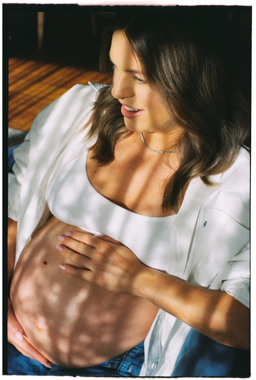 family-portraiture-pregnant-woman-in-shadow.003.jpg