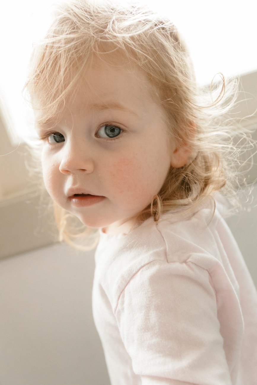 family-portraiture-child-in-bedroom.002.jpg