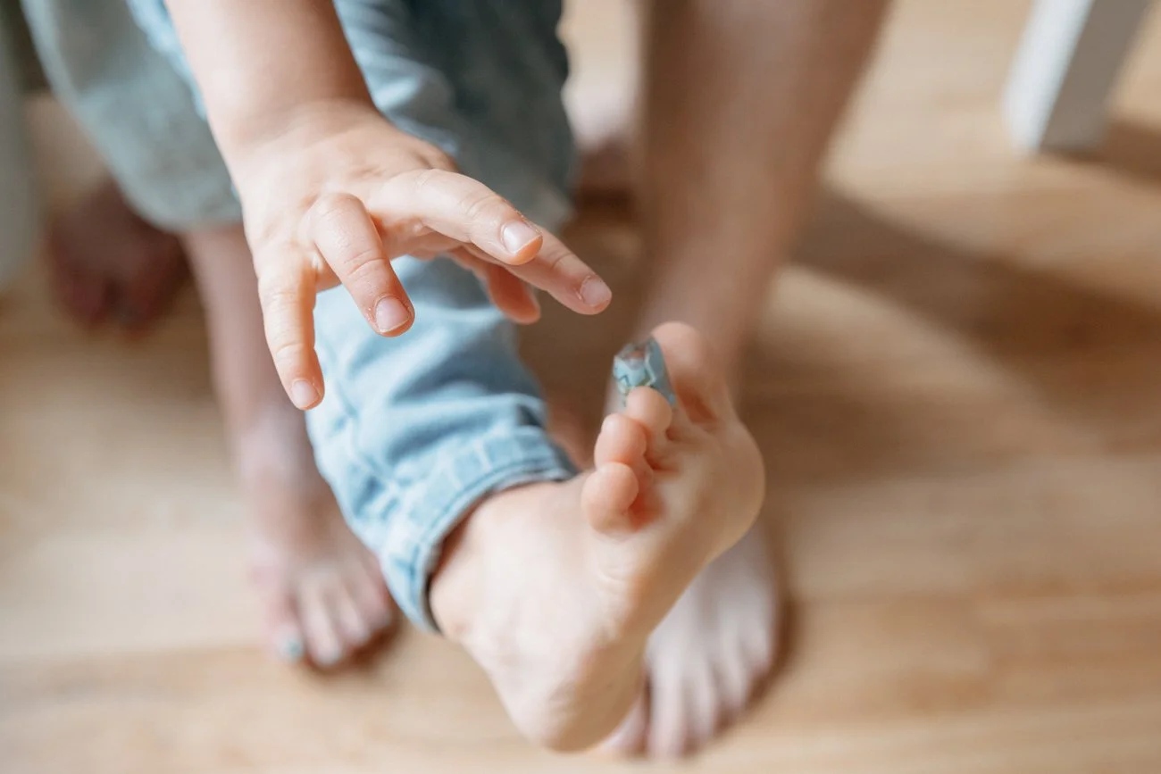 family-portraiture-child-reaching-at-toe.001.jpg