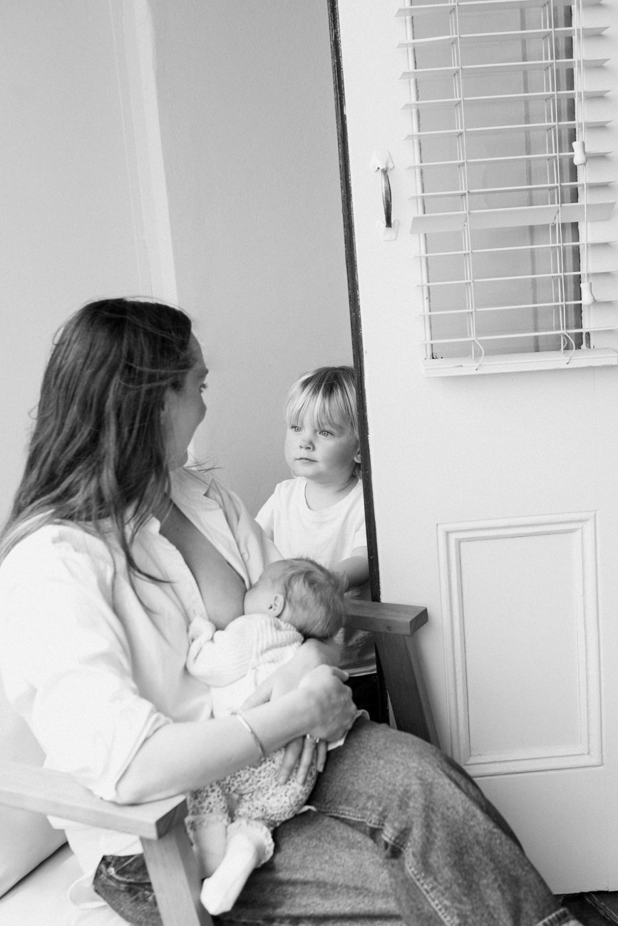 family-portraiture-mother-breast-feeding-baby-with-child.001.jpg