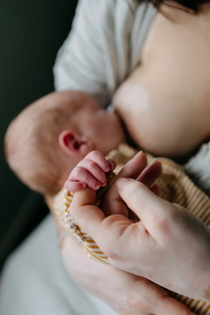 family-portraiture-mother-feeding-on-bed.003.jpg