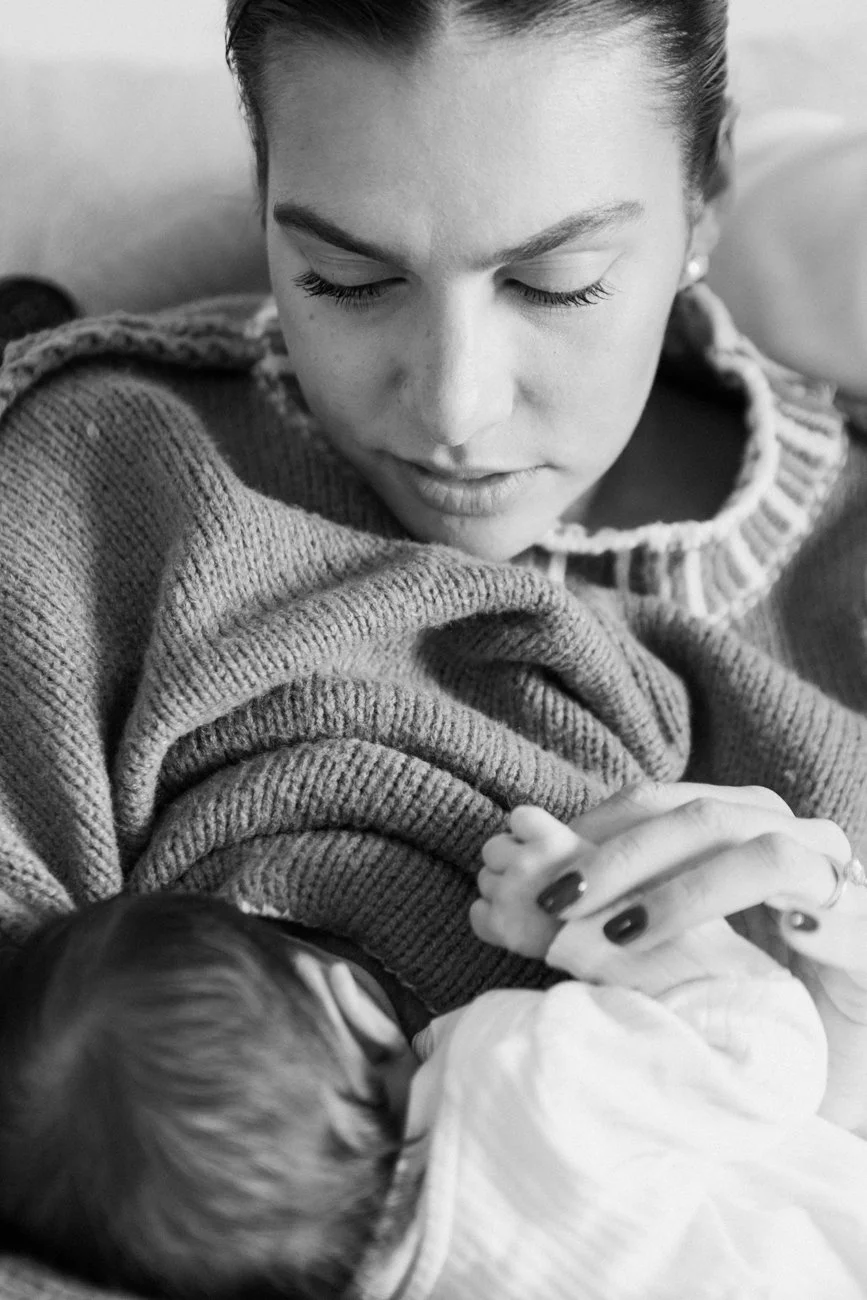 family-portraiture-mother-breastfeeding-newborn.008.jpg