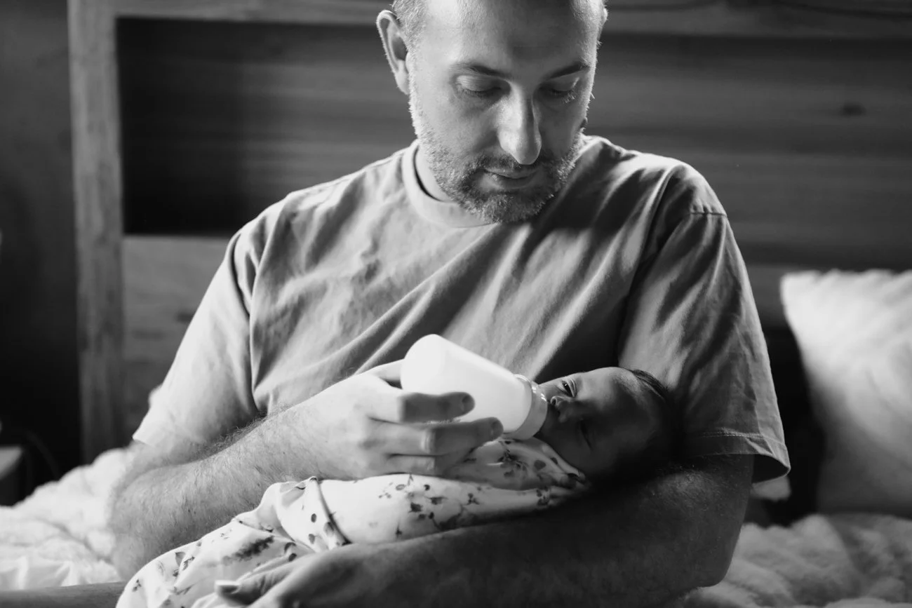 family-portraiture-fathers-feeding-newnorn.002.jpg