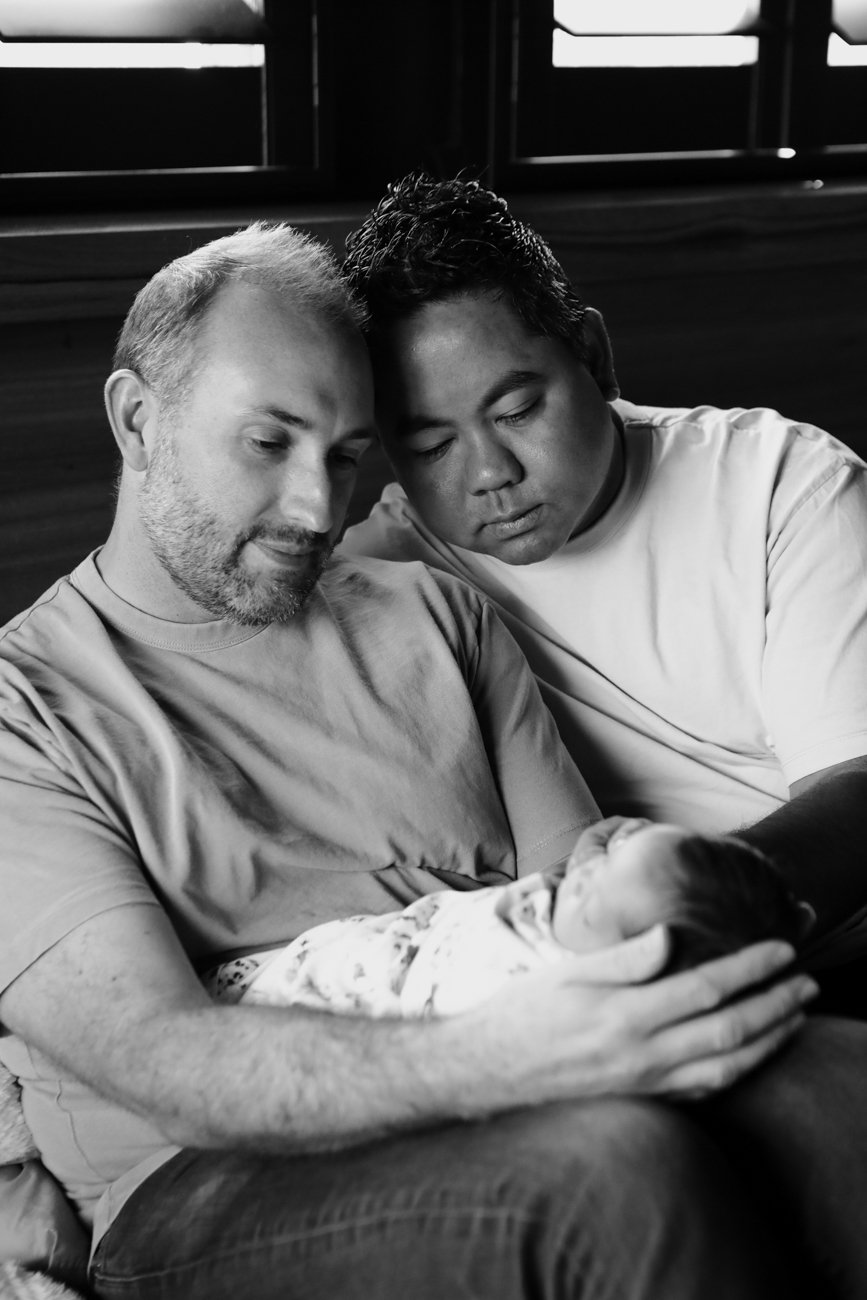 family-portraiture-fathers-holding-newnorn.003.jpg