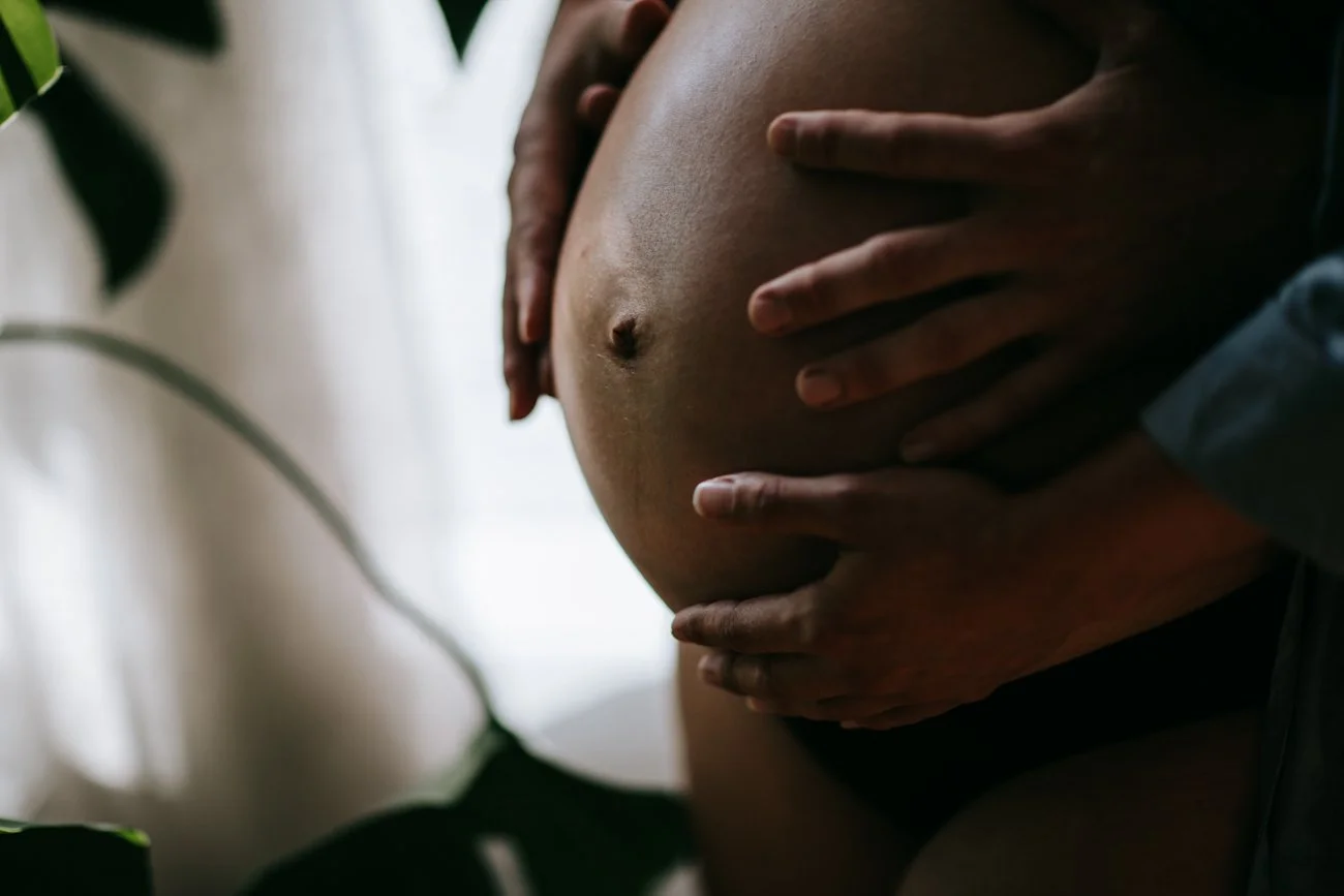 family-portraiture-mother-father-pregnant-belly.002.jpg