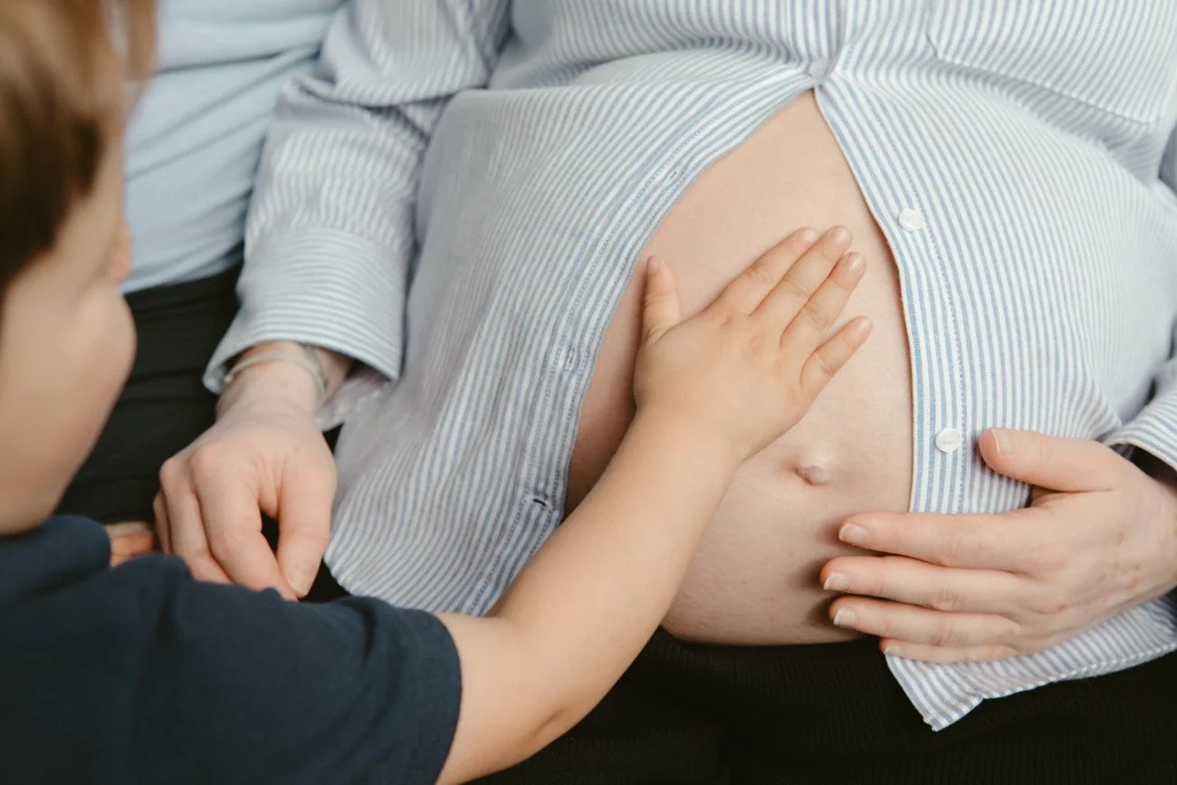 family-portraiture-child-touching-pregnant-belly.002.jpg
