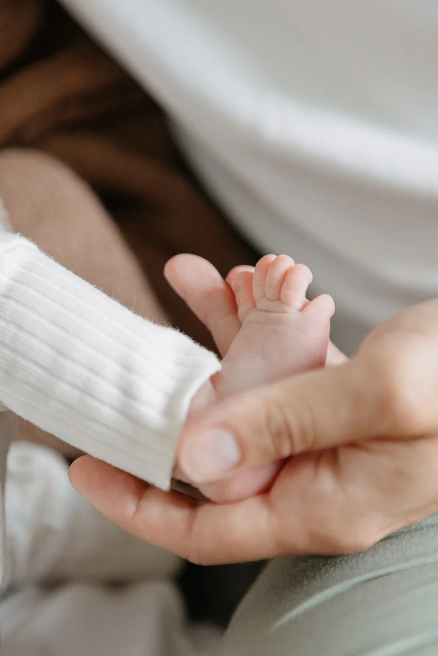 family-portraiture-newborn-feet.002.jpg