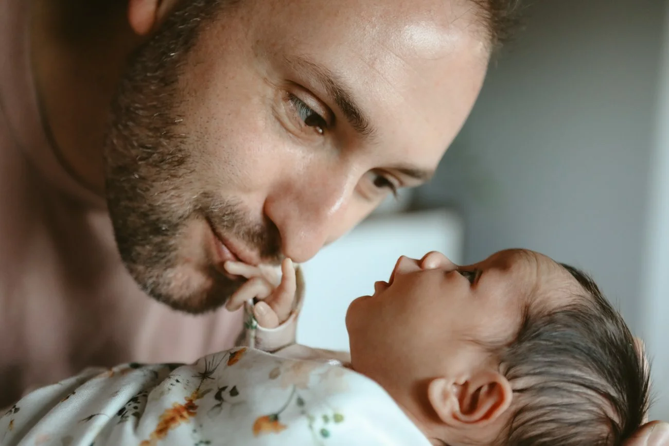 family-portraiture-father-kissing-newborn.001.jpg