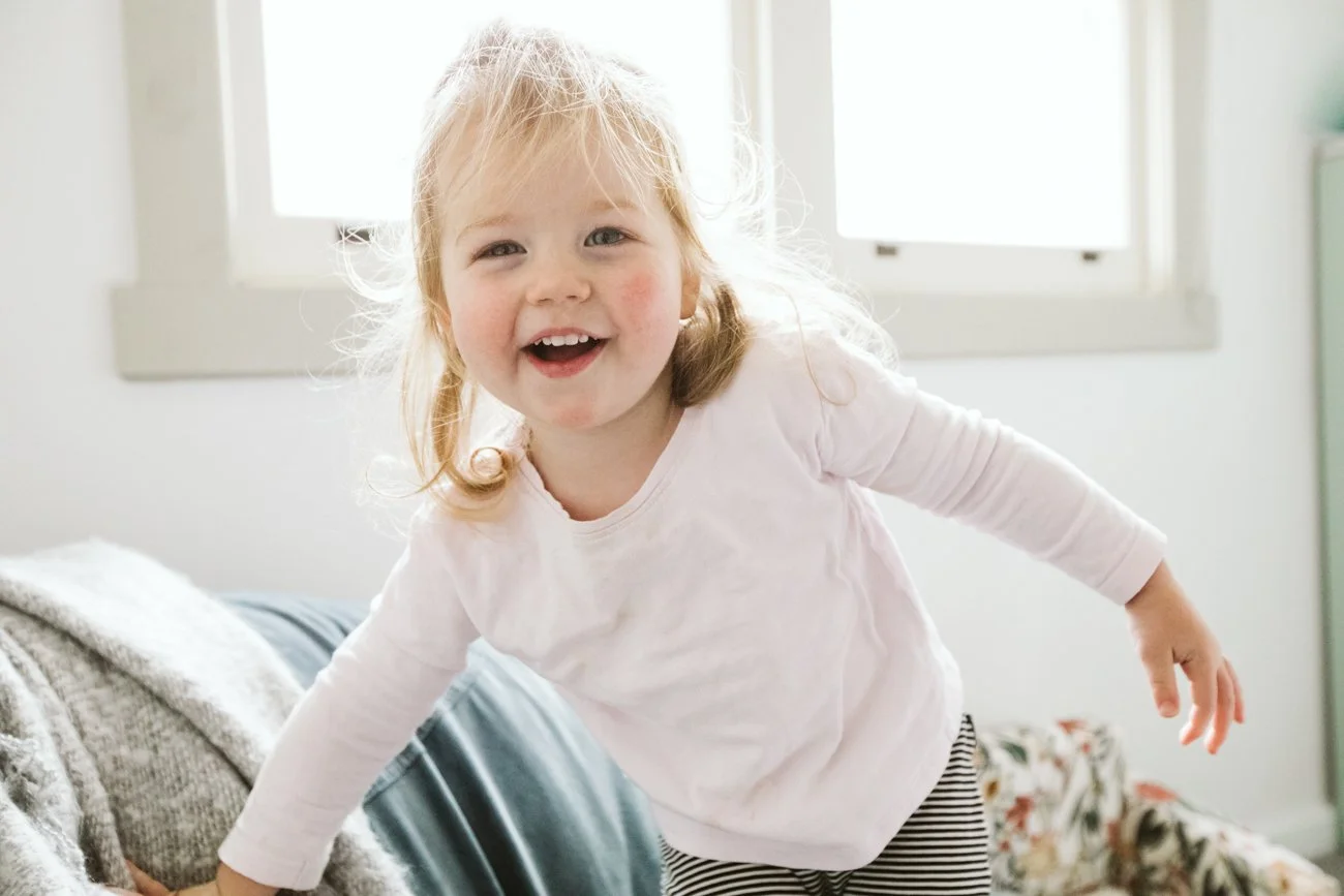 family-portraiture-child-in-bedroom.001.jpg