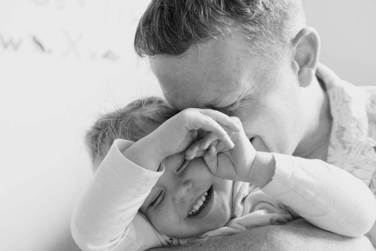 family-portraiture-child-father-laughing.001.jpg
