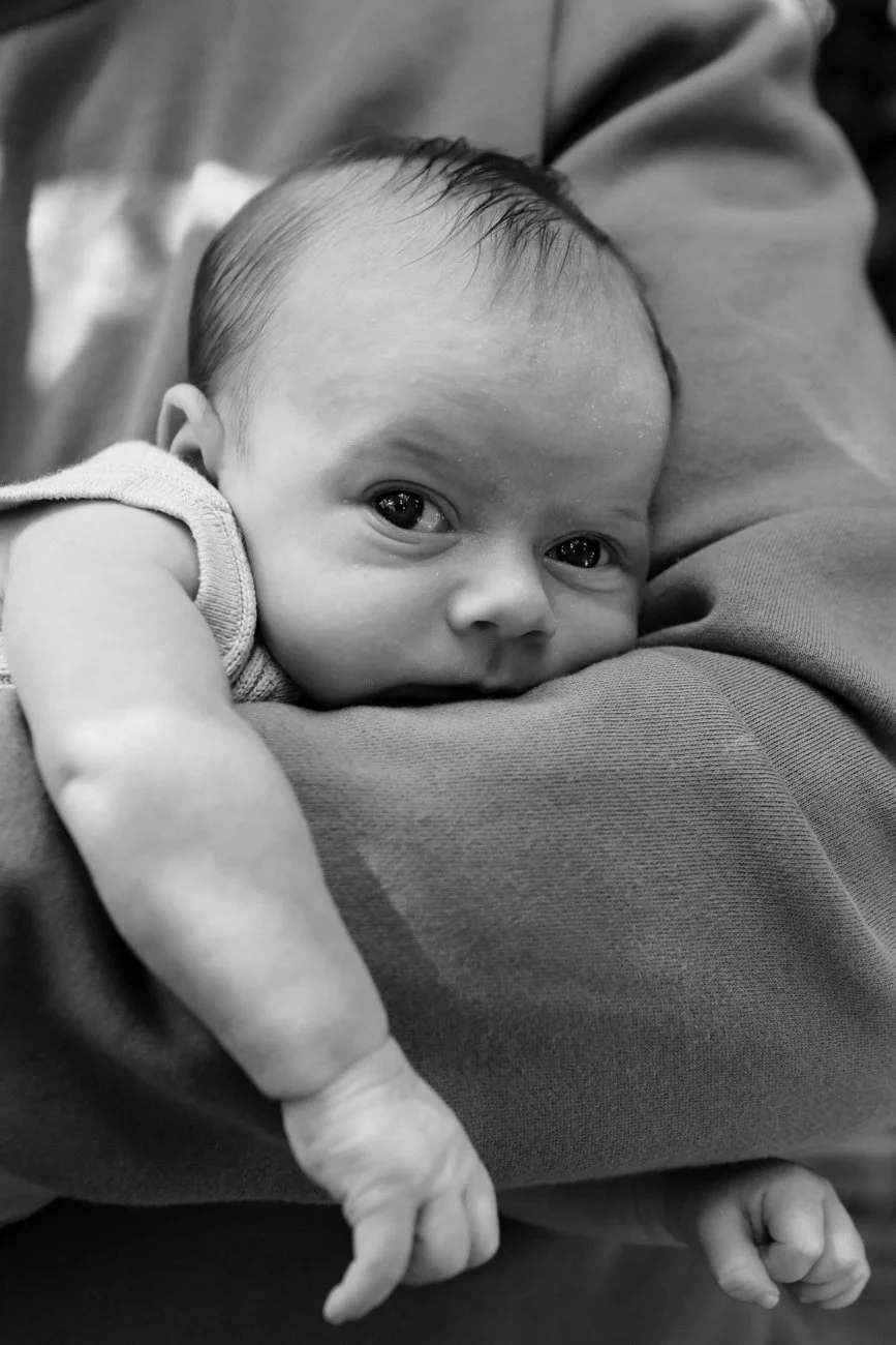family-portraiture-newborn-in-fathers-arms.001.jpg
