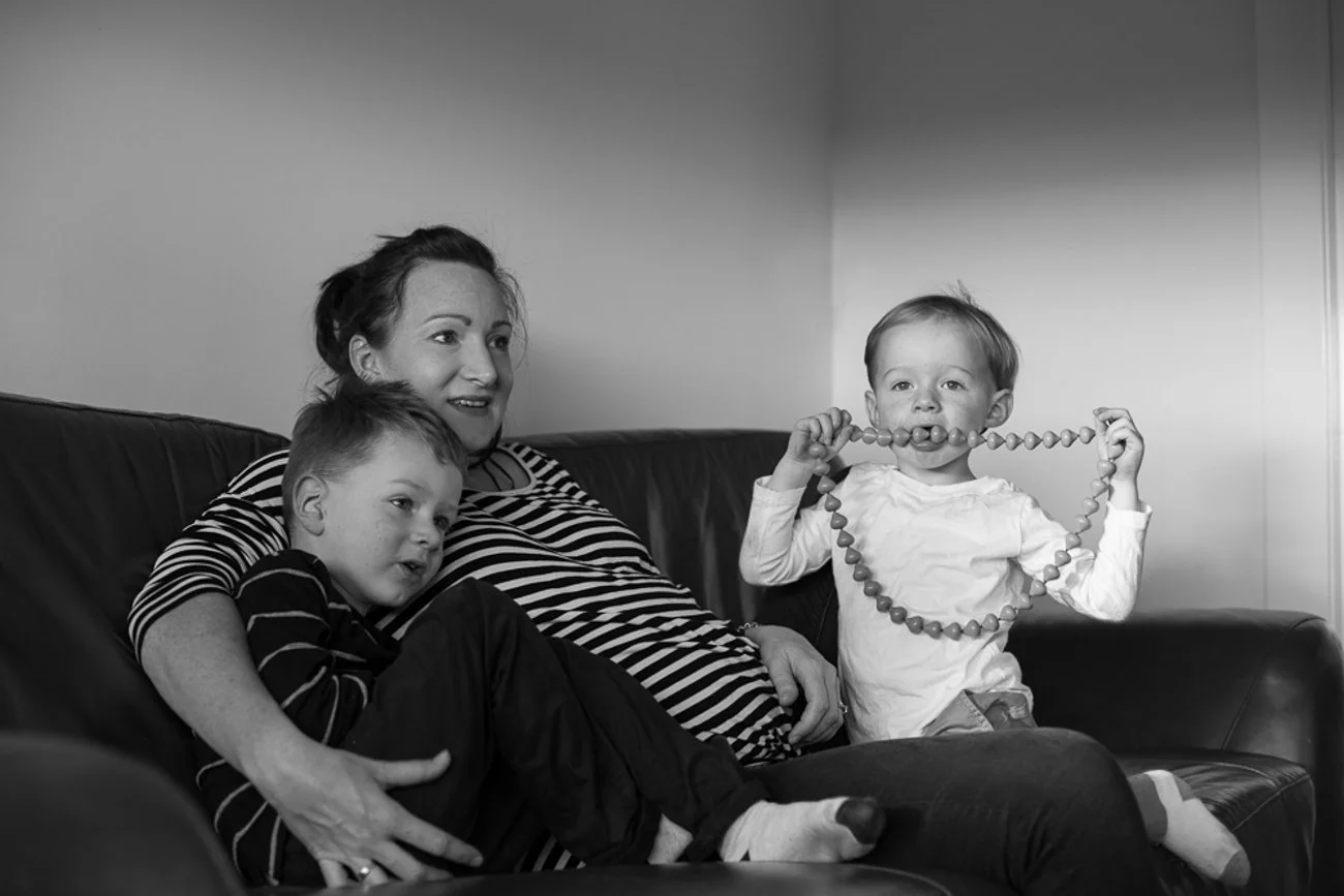 family-portraiture-mother-sons-on-couch.001.jpg