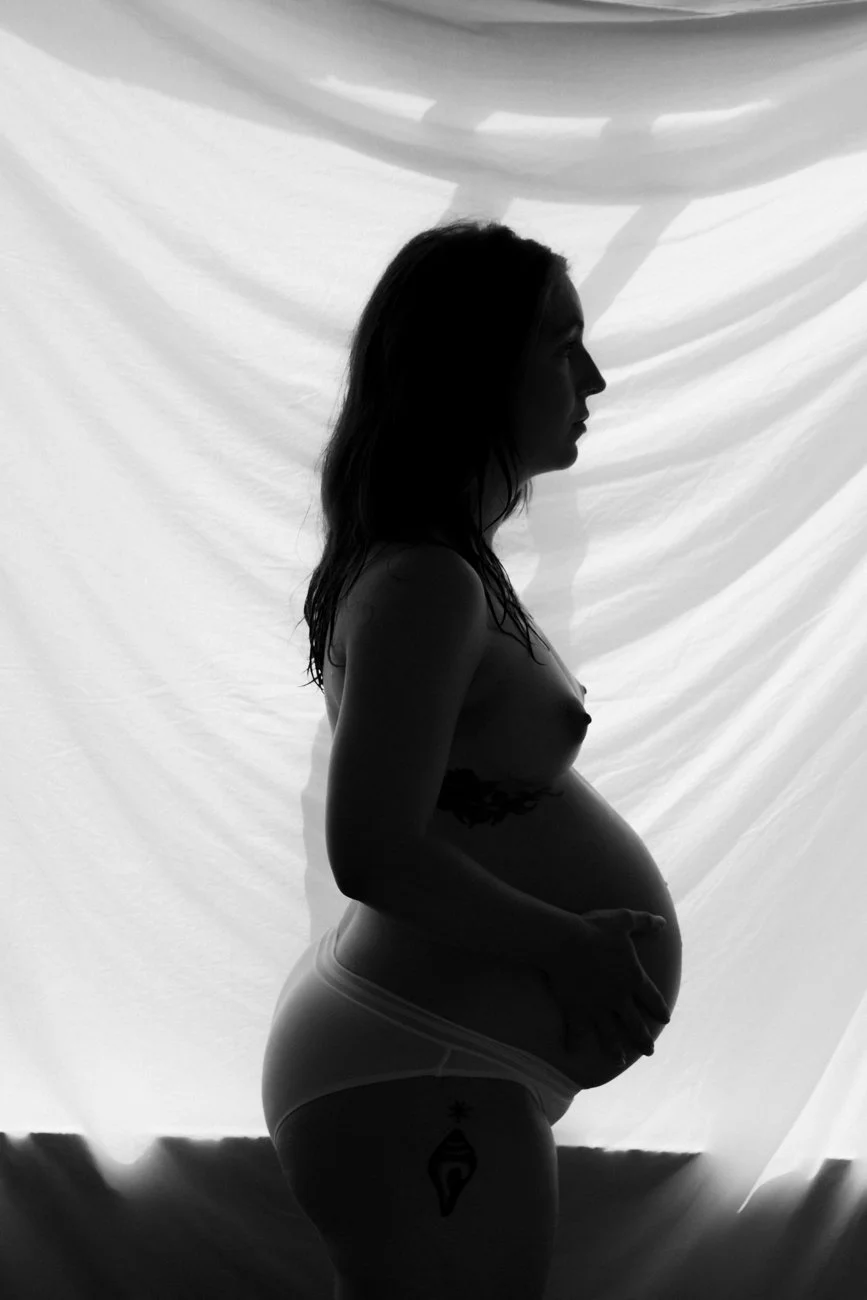 family-portraiture-pregnant-mother-in-bedroom.005.jpg