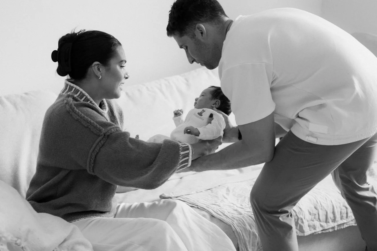 family-portraiture-mother-father-newborn-couch.006.jpg
