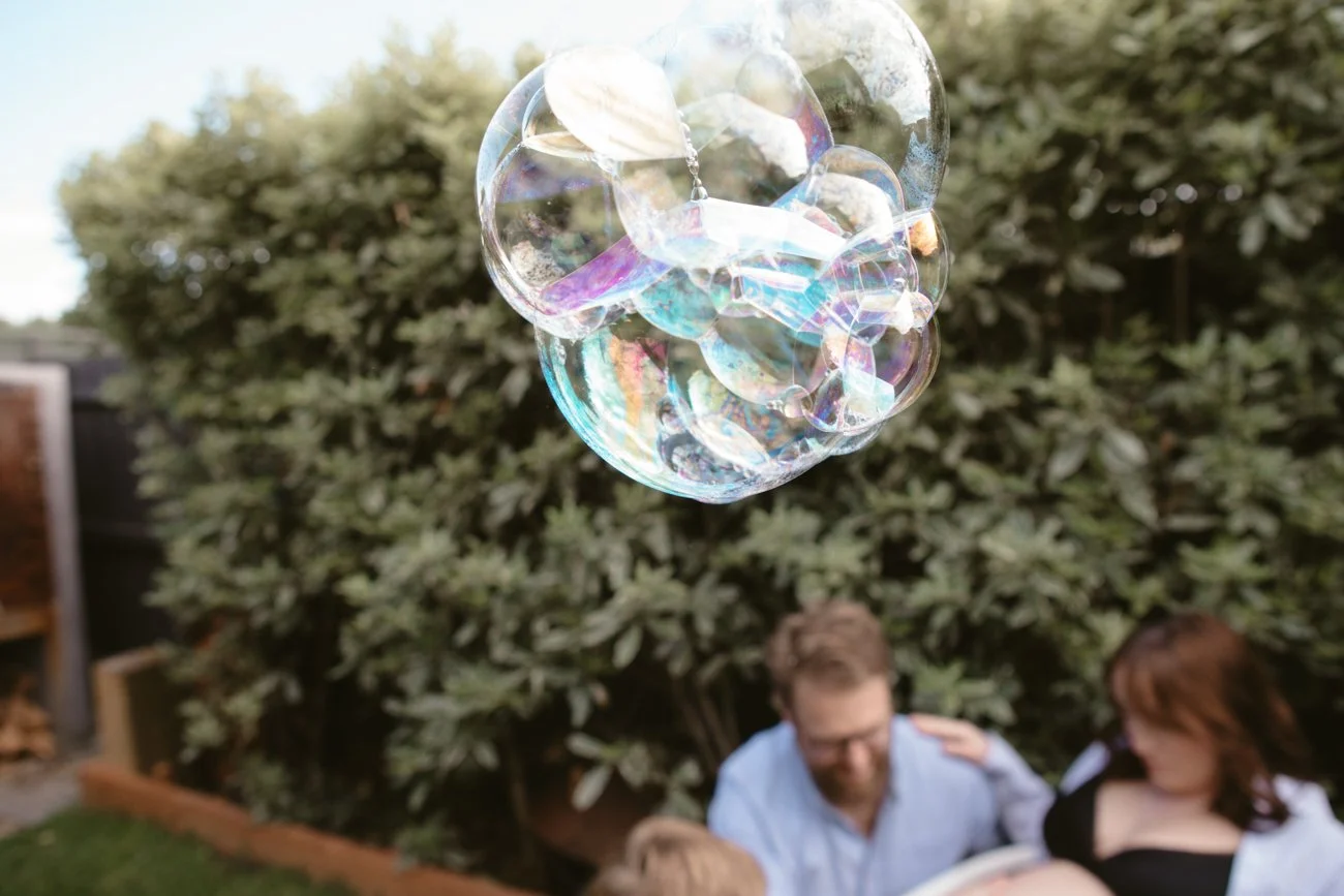 family-portraiture-family-playing-bubbles.006.jpg