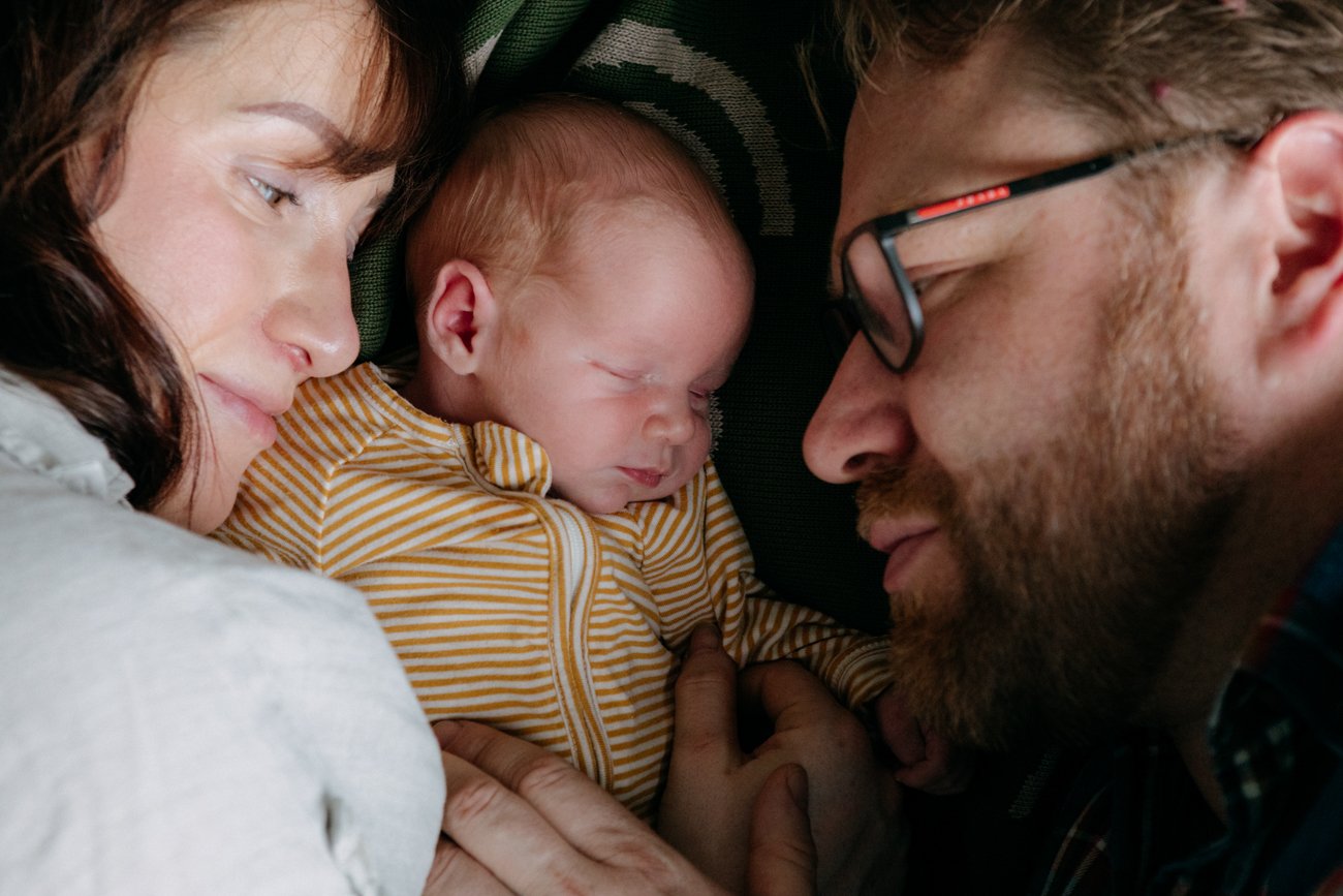 family-portraiture-father-mother-newborn-on-bed.002.jpg