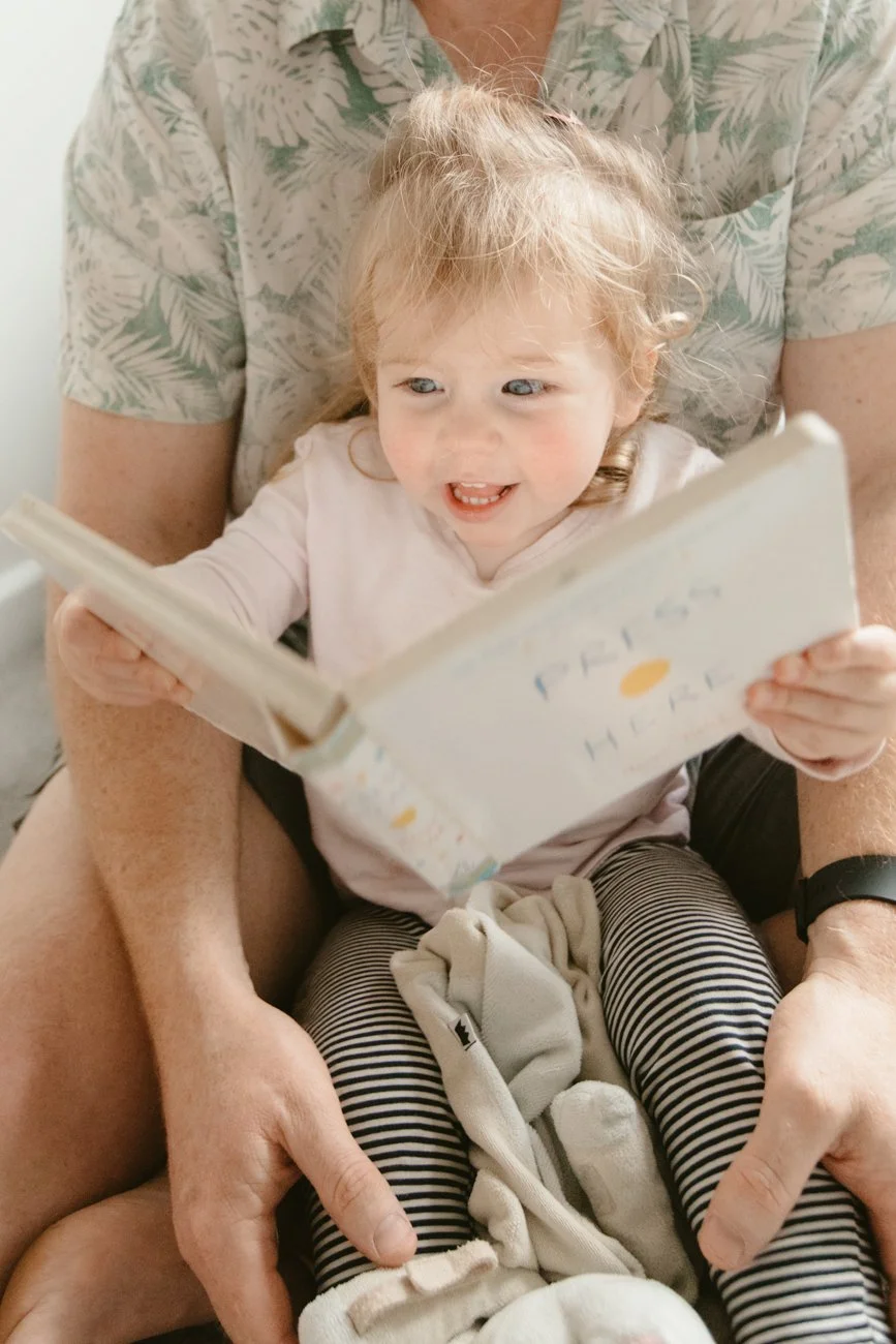 family-portraiture-father-reading-to-child.001.jpg