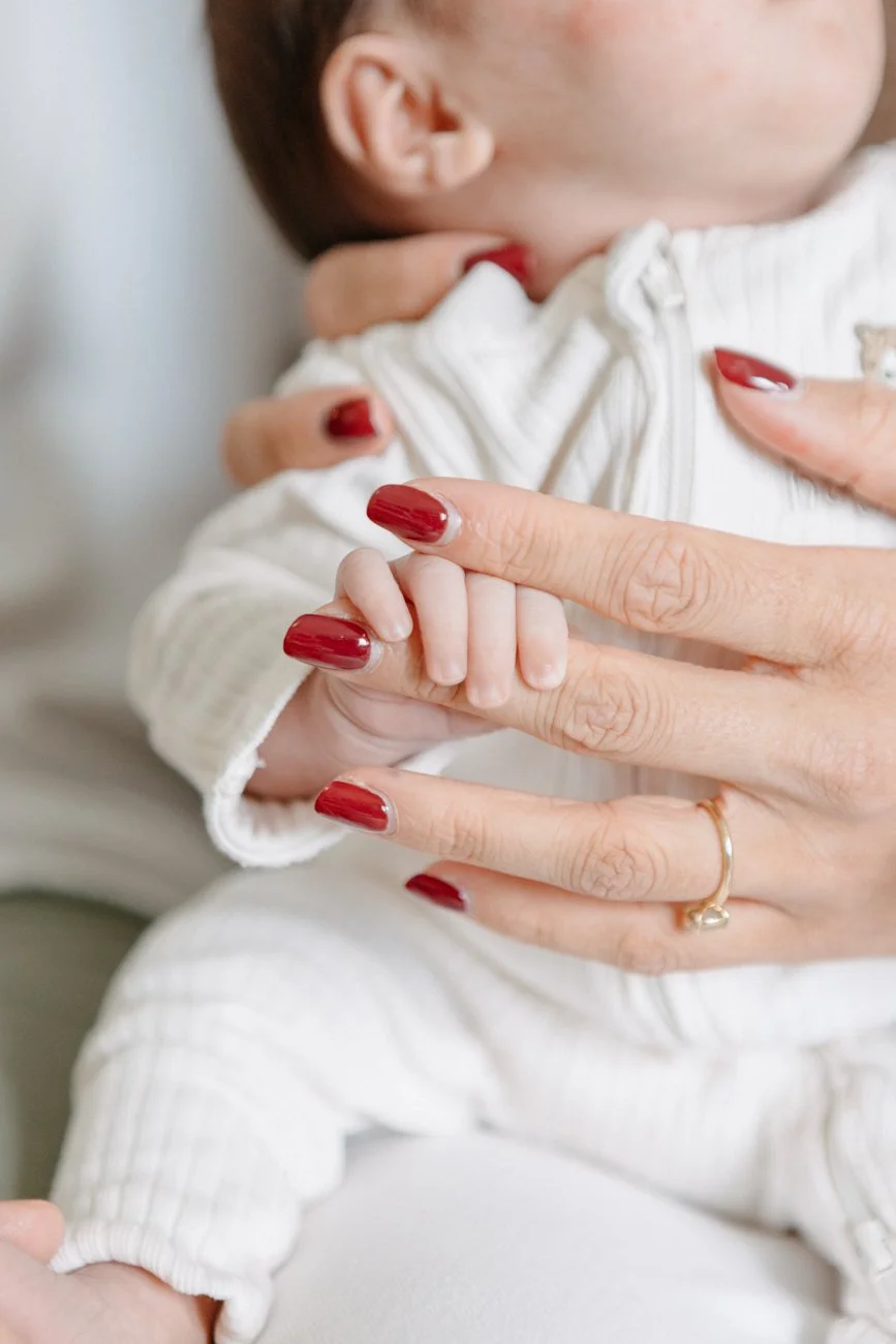 family-portraiture-newborn-holding-mothers-fingers.001.jpg