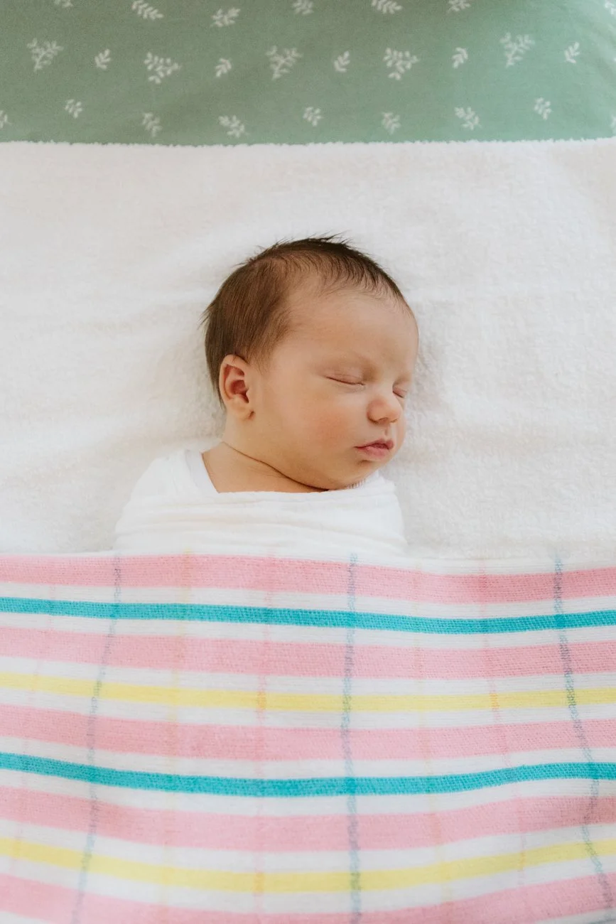 family-portraiture-newborn-sleeping-colourful-blanket.001.jpg