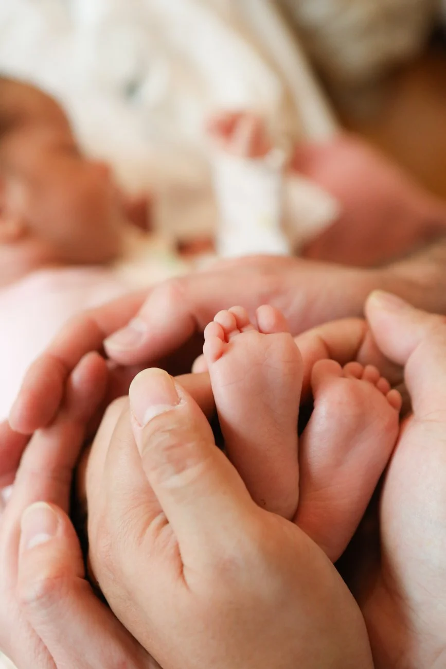 family-portraiture-fathers-newnorn-feet.001.jpg
