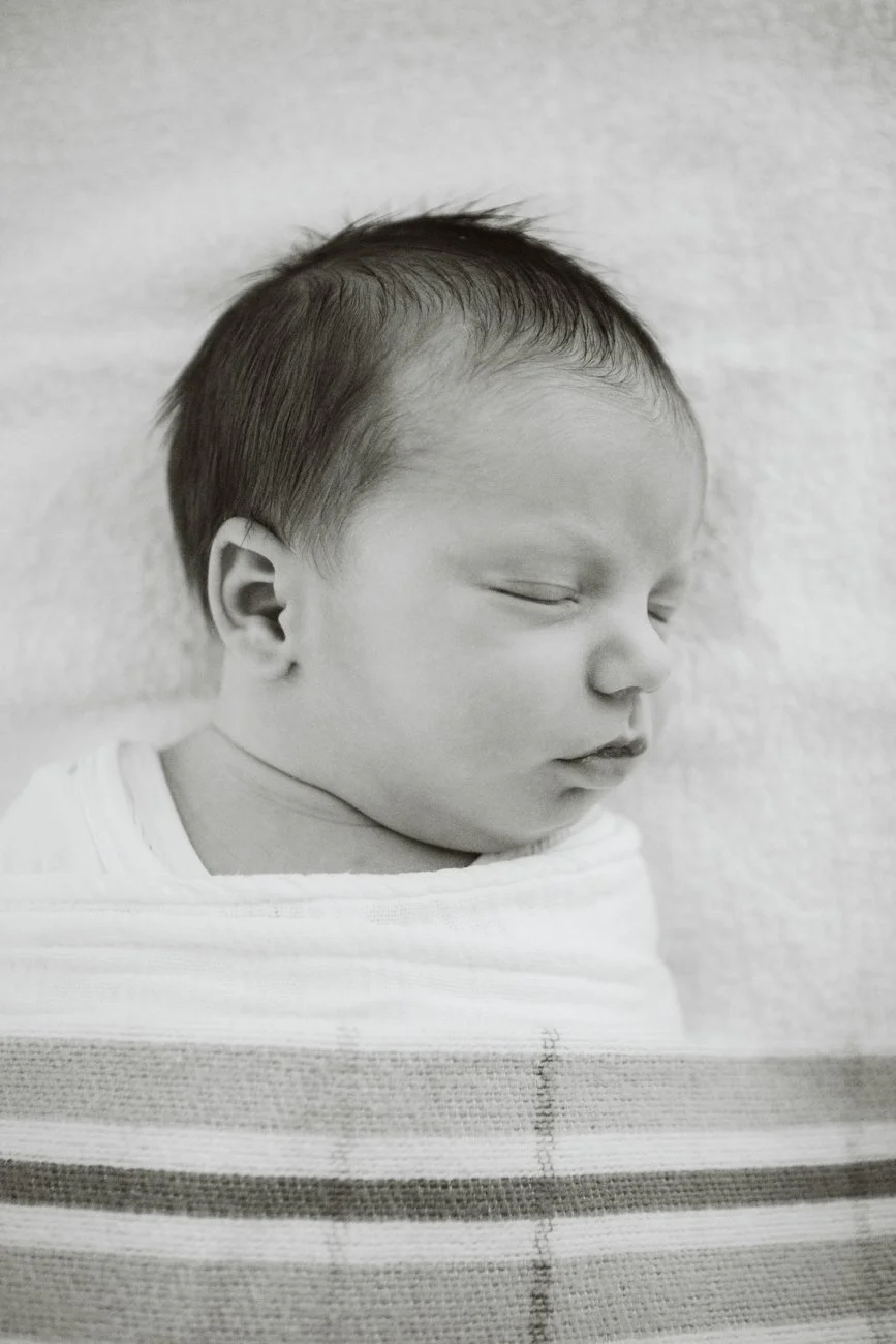 family-portraiture-newborn-sleeping-colourful-blanket.002.jpg