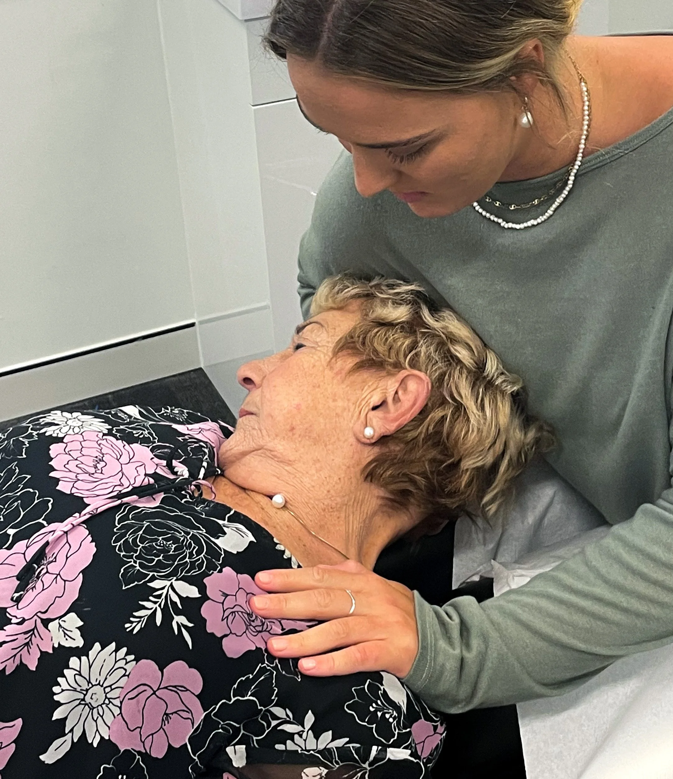 Stretching Neck, manual therapy, Massage, Arthritis, Migraines, Exercises Chiropractor Annique Smith