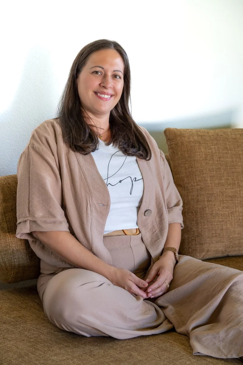Mentalcoach Elke Kieber auf Sofa, für ein Mentoring