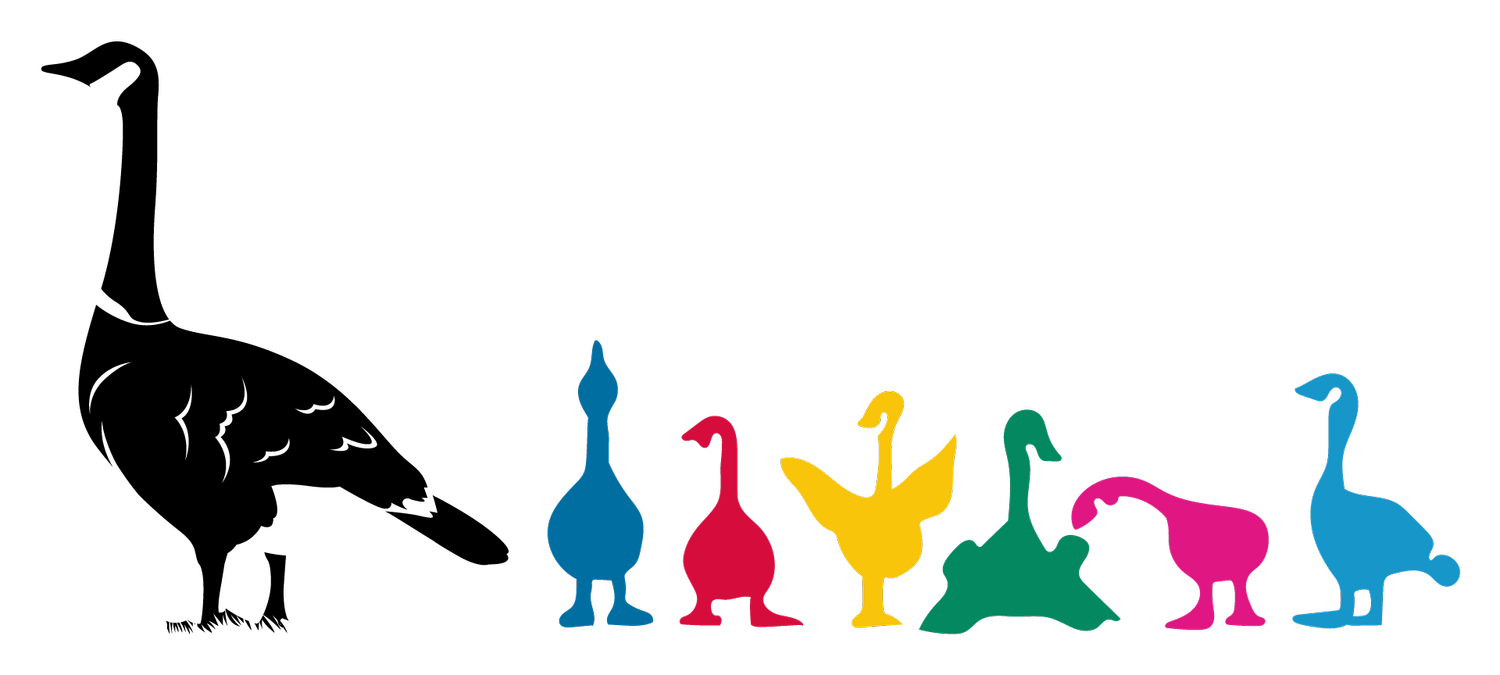 Logotipo de La Playa Centro Comunitario con un ganso negro seguido de pequeños gansos de colores.