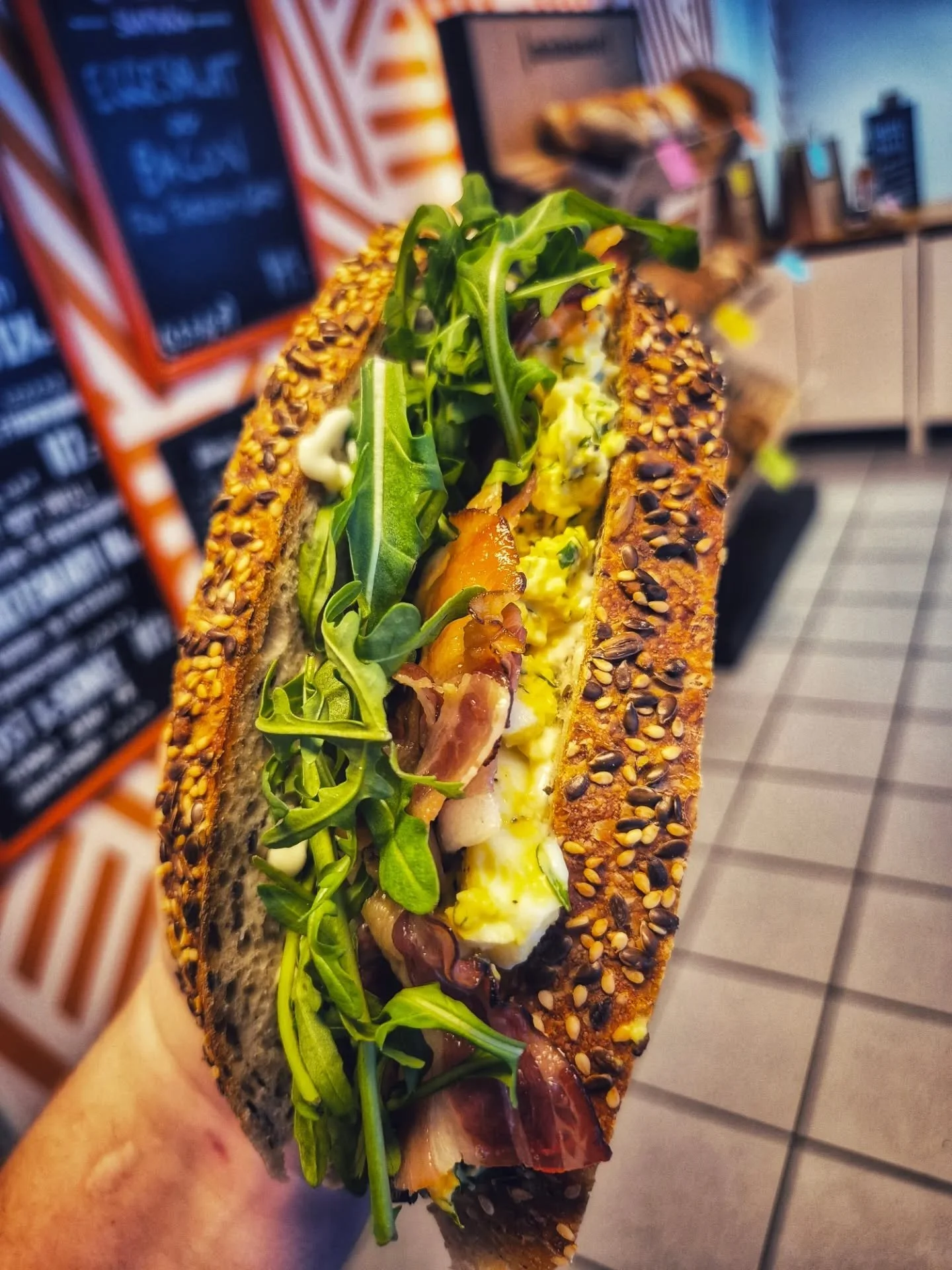 Sist vi hadde bacon fra @torheimgard ble det en favoritt for mange! S&aring; n&aring; har vi tatt inn en ny runde! 😄

Eggesalat med smokey bacon fra Mark og Nina er ukens sandwich 🔥