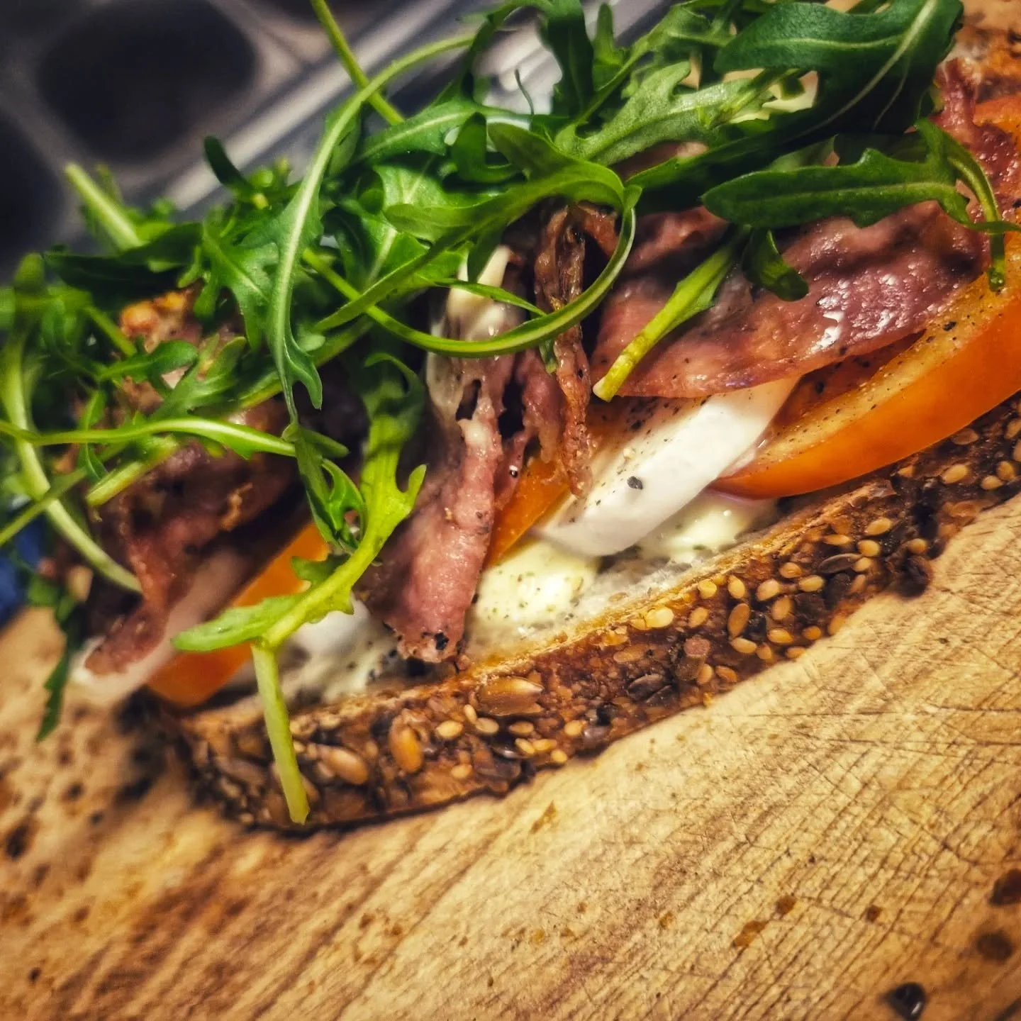 Ny ukens sandwich🙌🏻

Stekt fennikelsalami er alltid digg! Denne uken lager vi med tomat, mozarella, ruccula og urteaioli 😄