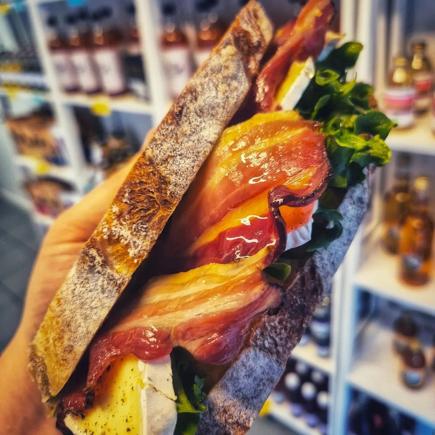 Denne uken HADDE vi en skikkelig digg sandwich med ekte h&aring;ndverksbacon fra Mark og Nina p&aring; @torheimgard 🙌🏻

Men vi rakk ikke poste mer enn en story om det f&oslash;r vi raskt solgte ut alt som var! 😅 Men heldigvis har vi allerede avtal