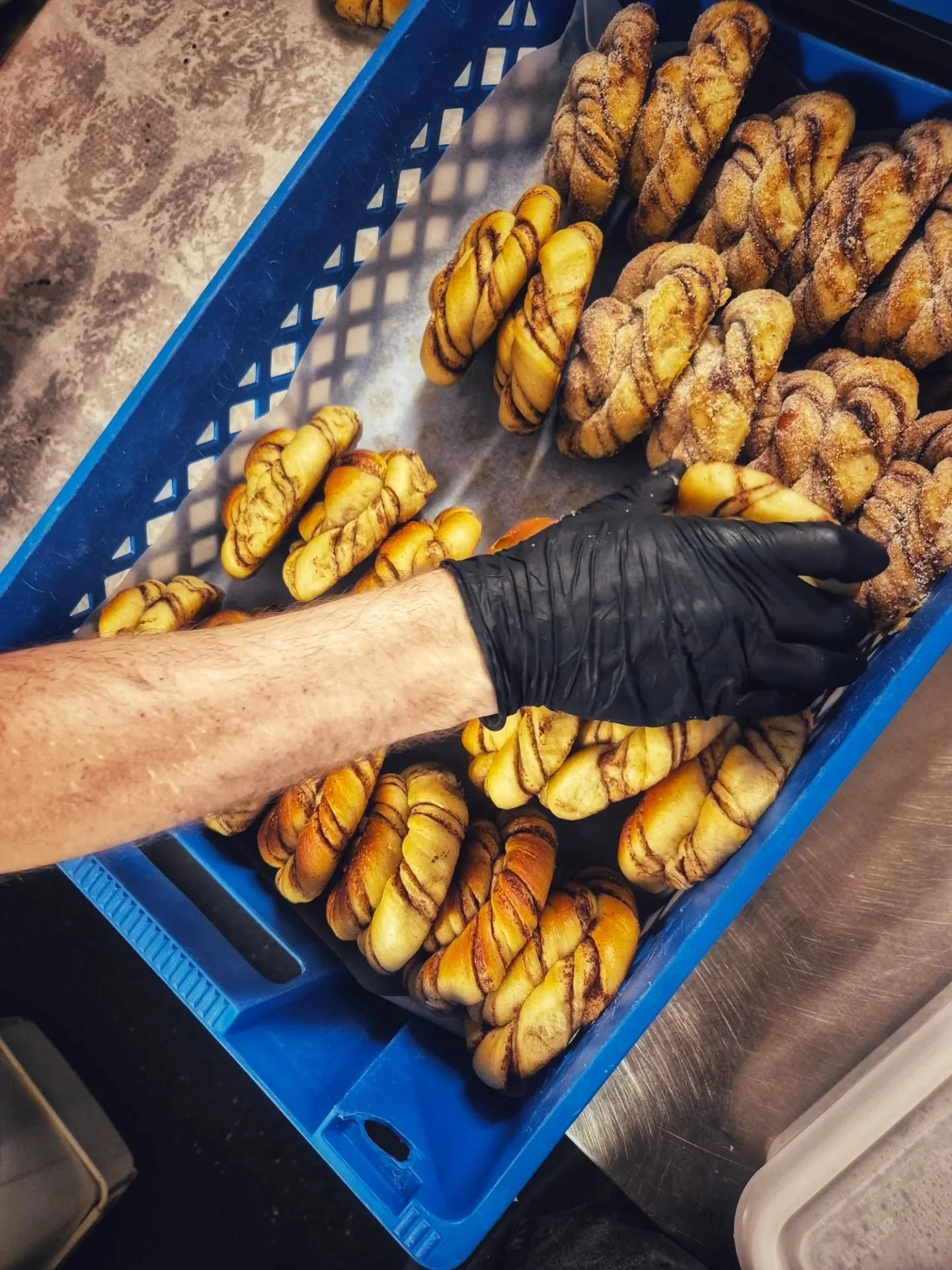Ingen skip med finv&aelig;ret i dag! 😅

Derfor h&aring;per vi der er mange andre p&aring; Eid og I Stryn som har lyst p&aring; noe ekstra godt til lunsj og kaffe i dag! 🙌🏻 Vi har delt opp, og har ekstra godt med b&aring;de kanelknuter, kardemommek