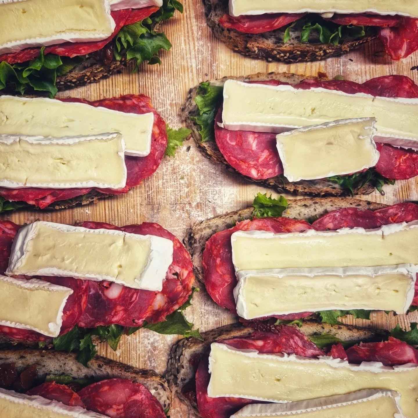 I dag har det g&aring;tt unna med sandwich her p&aring; Eid!🔥 

Har du ogs&aring; lyst til &aring; bestille lunsj til m&oslash;ter eller bare litt ekstra god fredagslunsj?😄 Bare ta kontakt s&aring; ordner vi!
