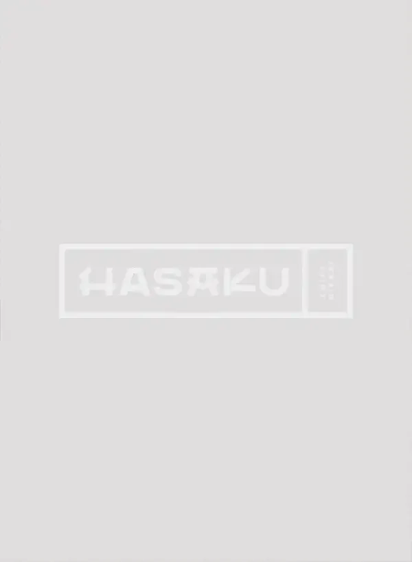 Logotipo de Hasaku en color blanco en fondo gris.