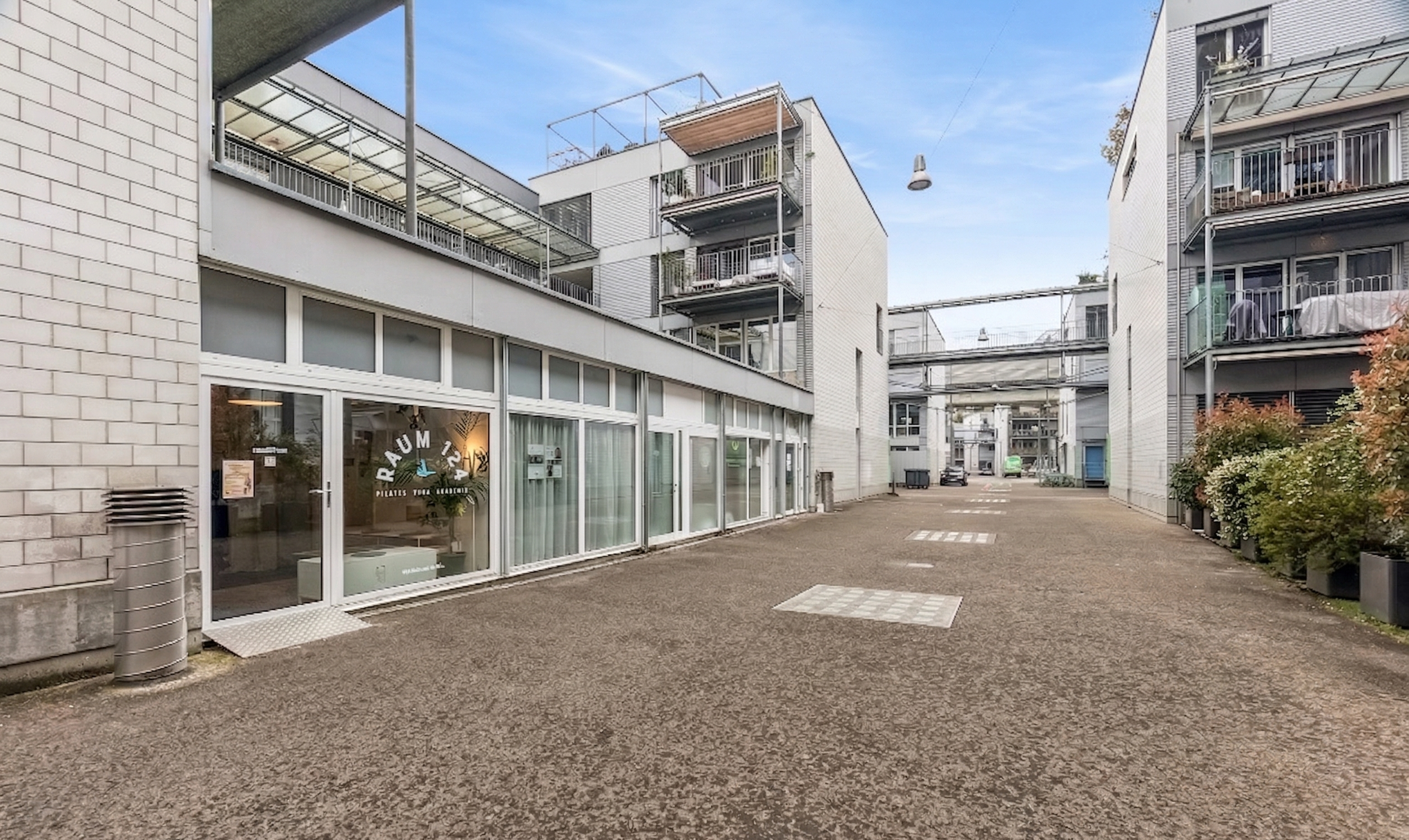 Eingang_ohne Beschriftung oben_schräg aufgenommen.png