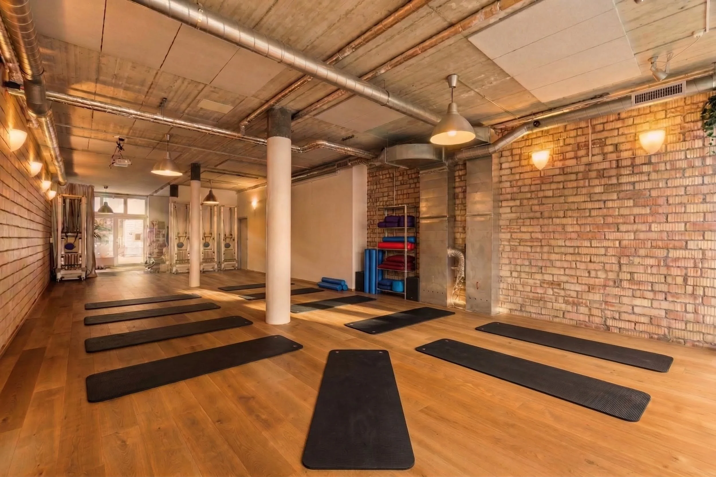 Raum vom grossen Fenster mit schwarzen Yoga Matten ohne Gestell LOW.png