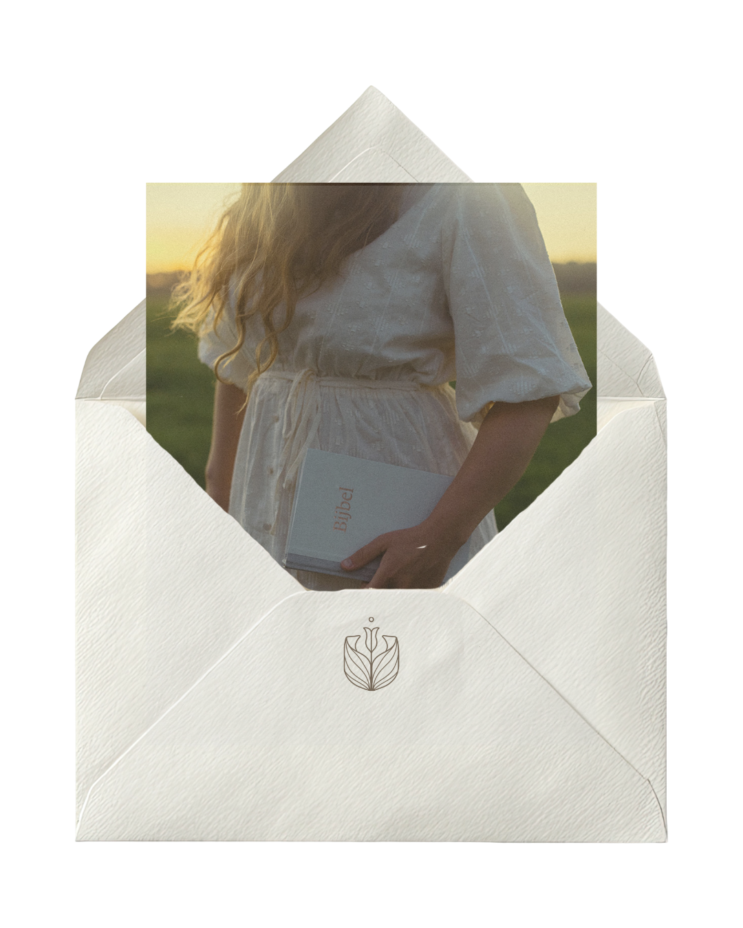 Een vrouw met lang, golvend haar in een witte jurk houdt een bijbel in haar hand, staand in een veld bij zonsondergang.