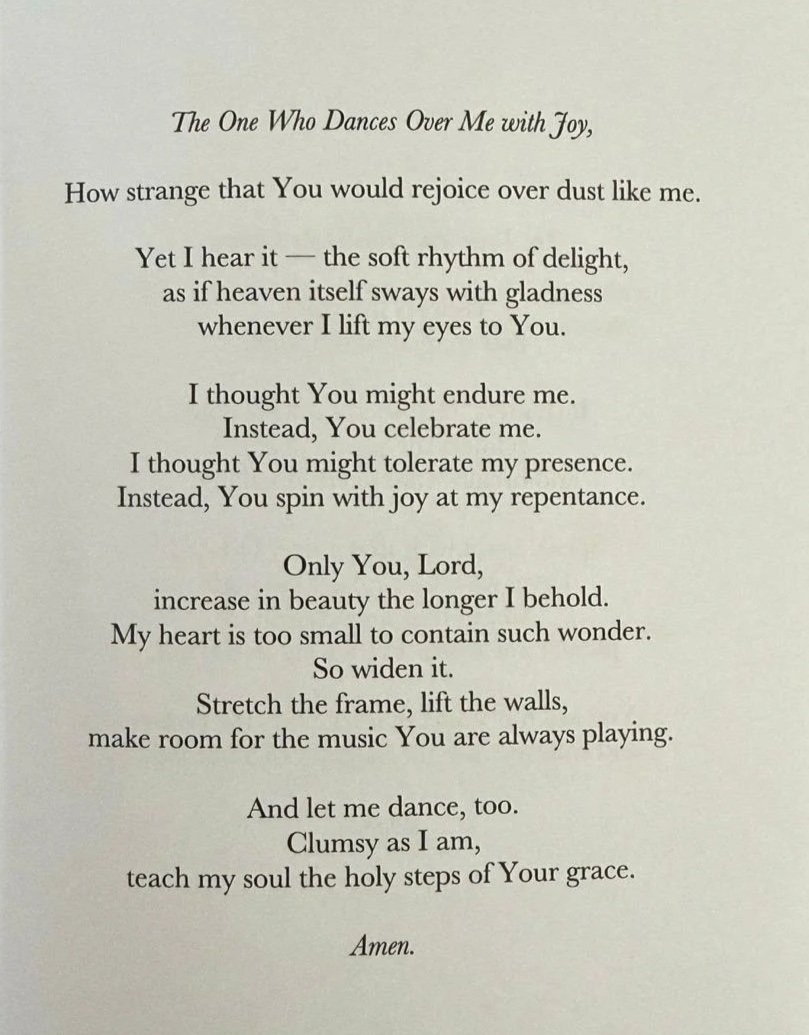 Een gedicht op een wit blad met zwarte tekst, betitelde 'The One Who Dances Over Me with Joy.'