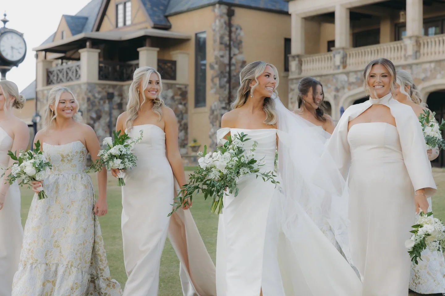 The moments with your girls before the big &ldquo;I do&rdquo;🤭🤩

📸 @lilyfaithphotography_

#northcarolinawedding #ncwedding #charlottencwedding #charlotteweddingplanner