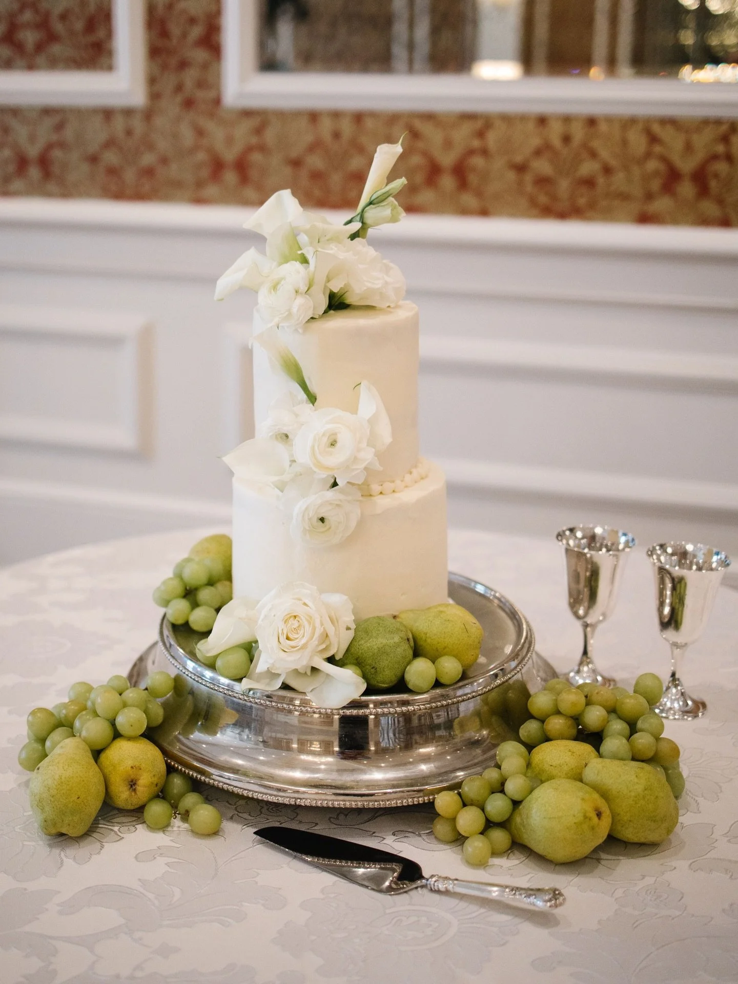 Happy St. Patties Day🍀🍐Loved this perfect touch of green added to the reception space!

Photography: @christinelcoker 
Florals: @foster_gregg_ 
Linen: @professionalparty 
Venue: @poinsettclub1935 

#weddingcake #weddingcakedesign #greenvillescweddi
