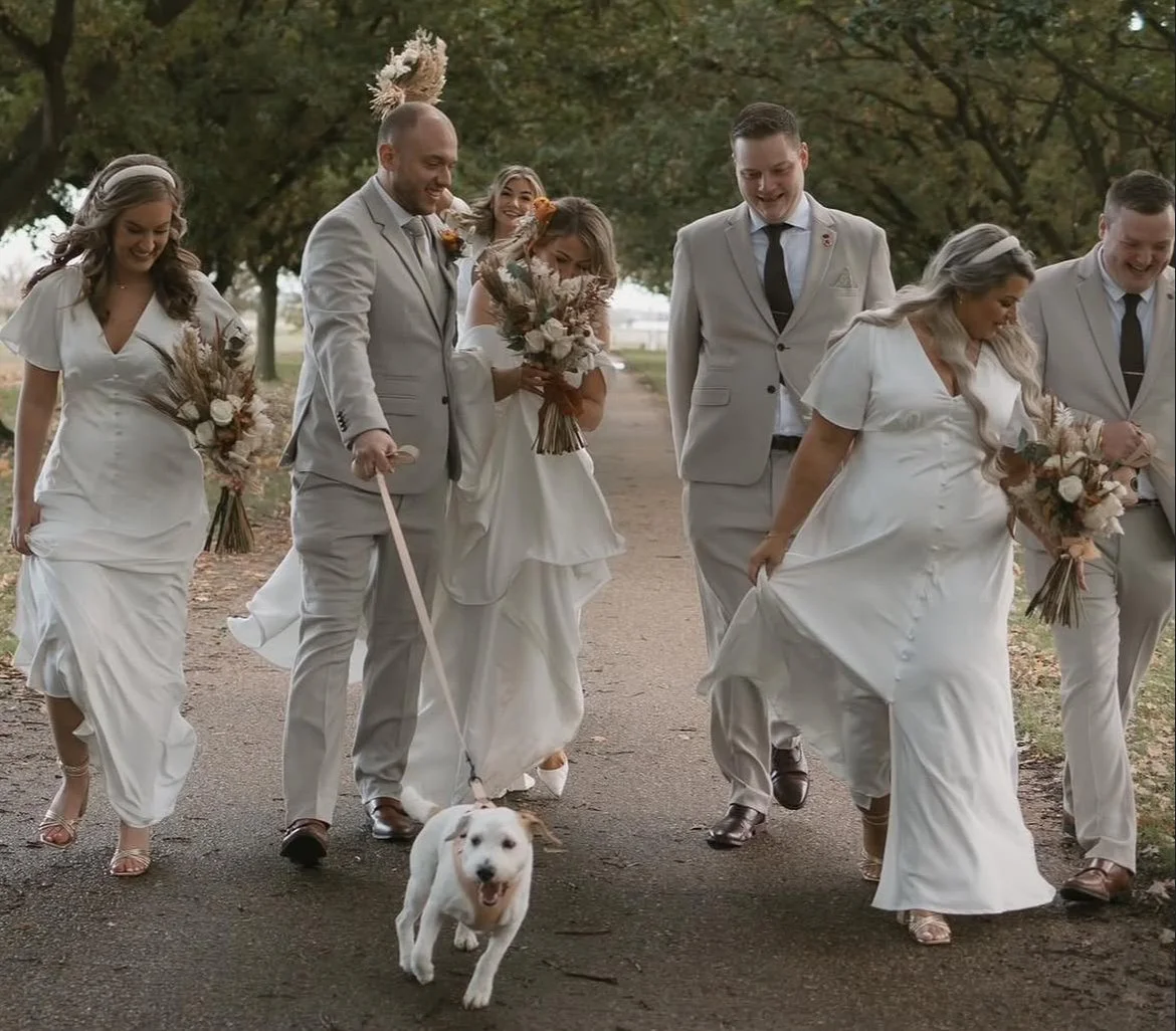 loral design is about more than just the blooms; it’s about the joy they bring to your most significant moments. This candid processional captures the movement and elegance of a full wedding party, featuring a cohesive suite of neutral, textural bouq