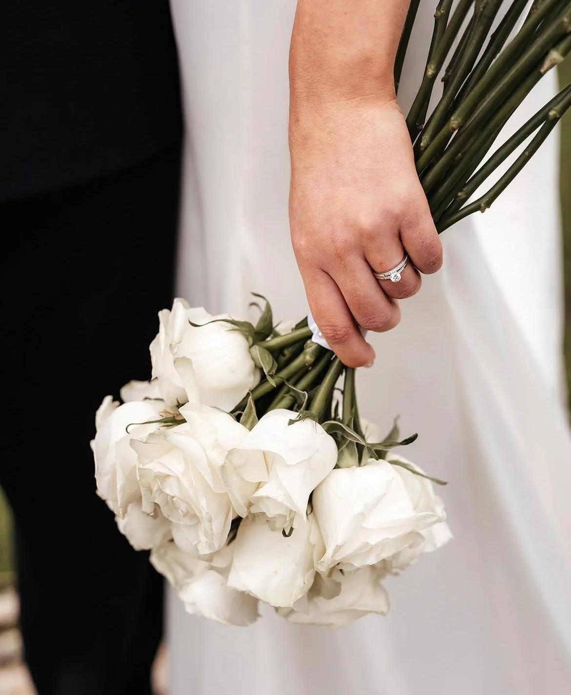 The beauty of simplicity. This bridal bouquet features long-stemmed white roses, emphasizing clean lines and a timeless, monochromatic palette. It is a perfect example of how we translate a clear, classic vision into a refined reality, focusing on th