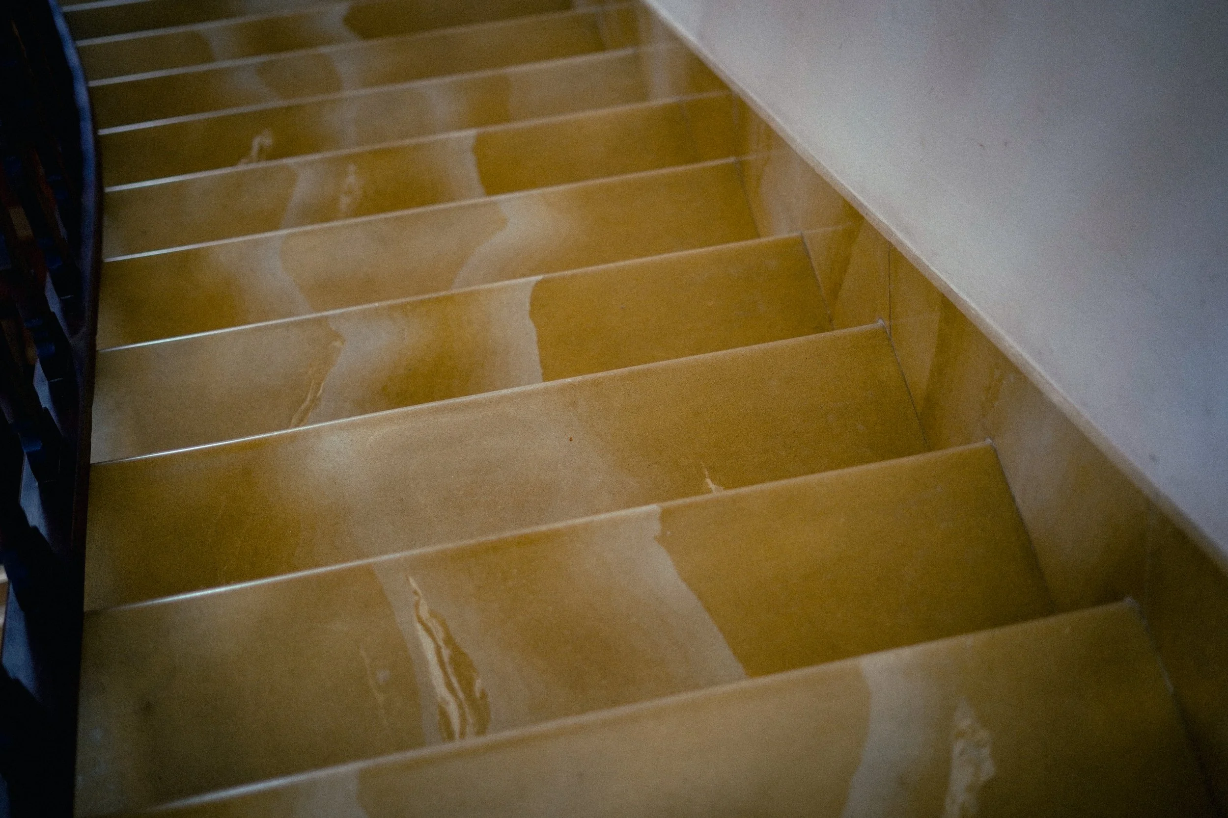 Stufen aus braunem Marmor mit weißen Maserungen, Treppe im Innenbereich.