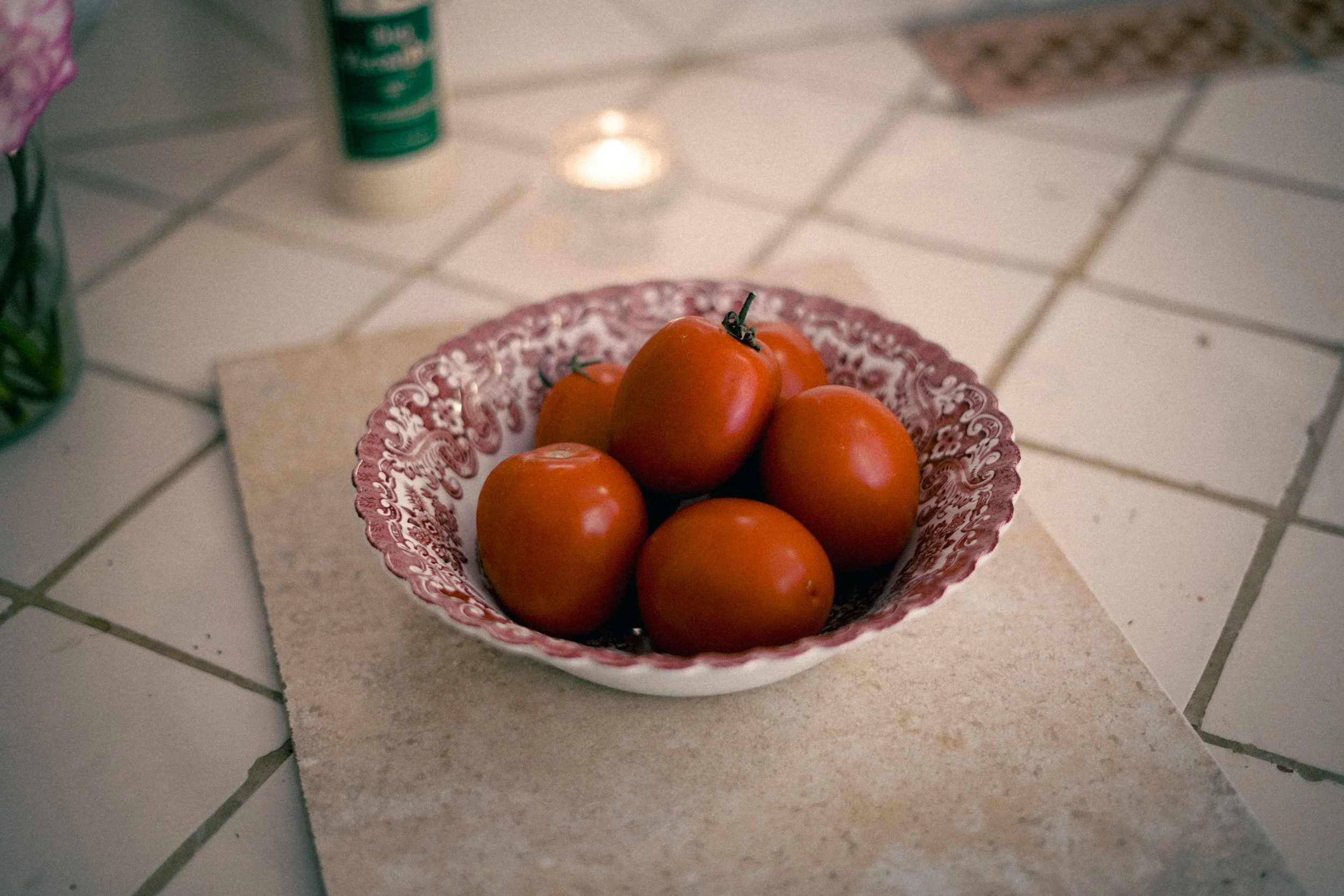 Eine Schüssel mit roten Tomaten auf einer Küchenarbeitsfläche.