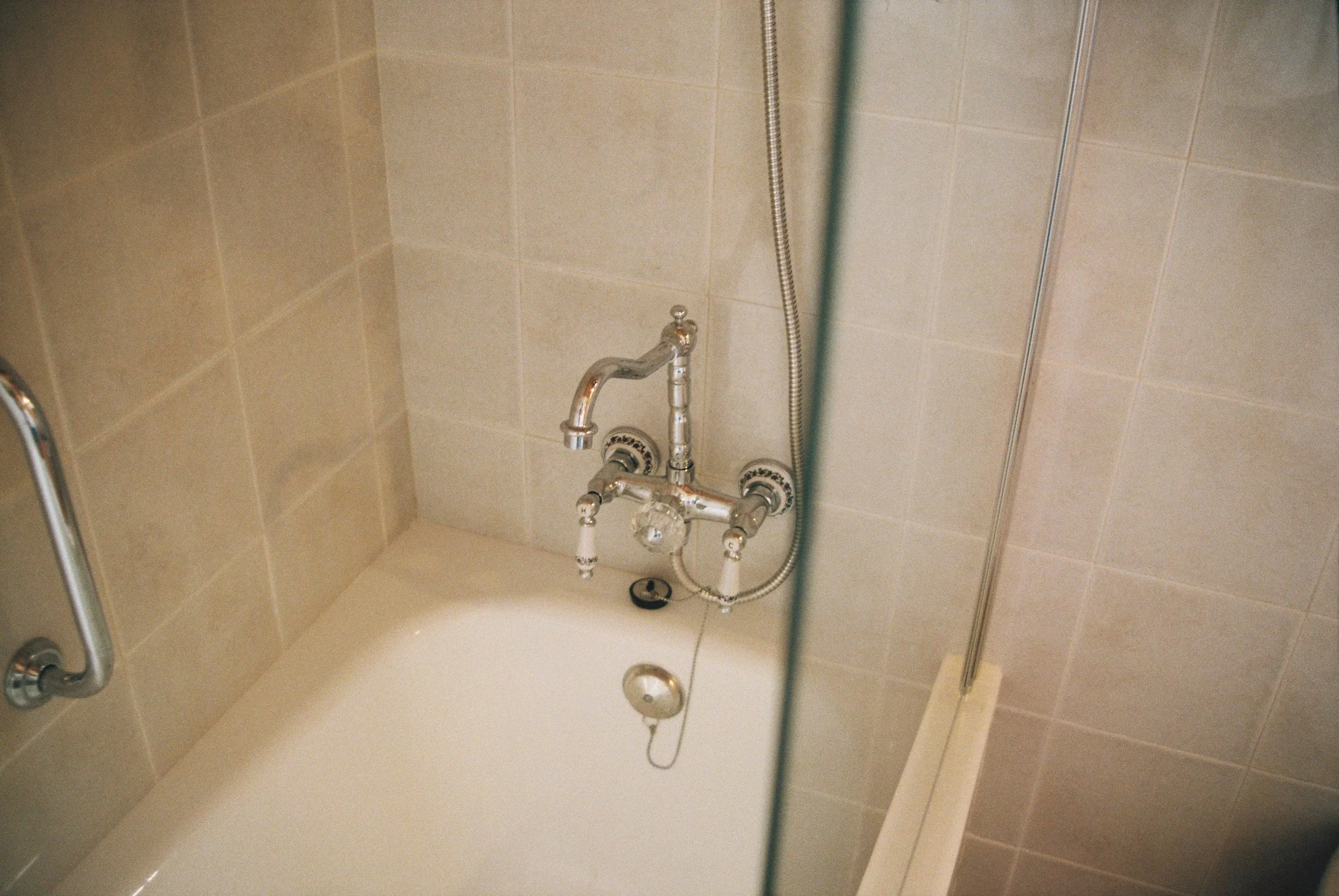 R1-02446-025A.jpg