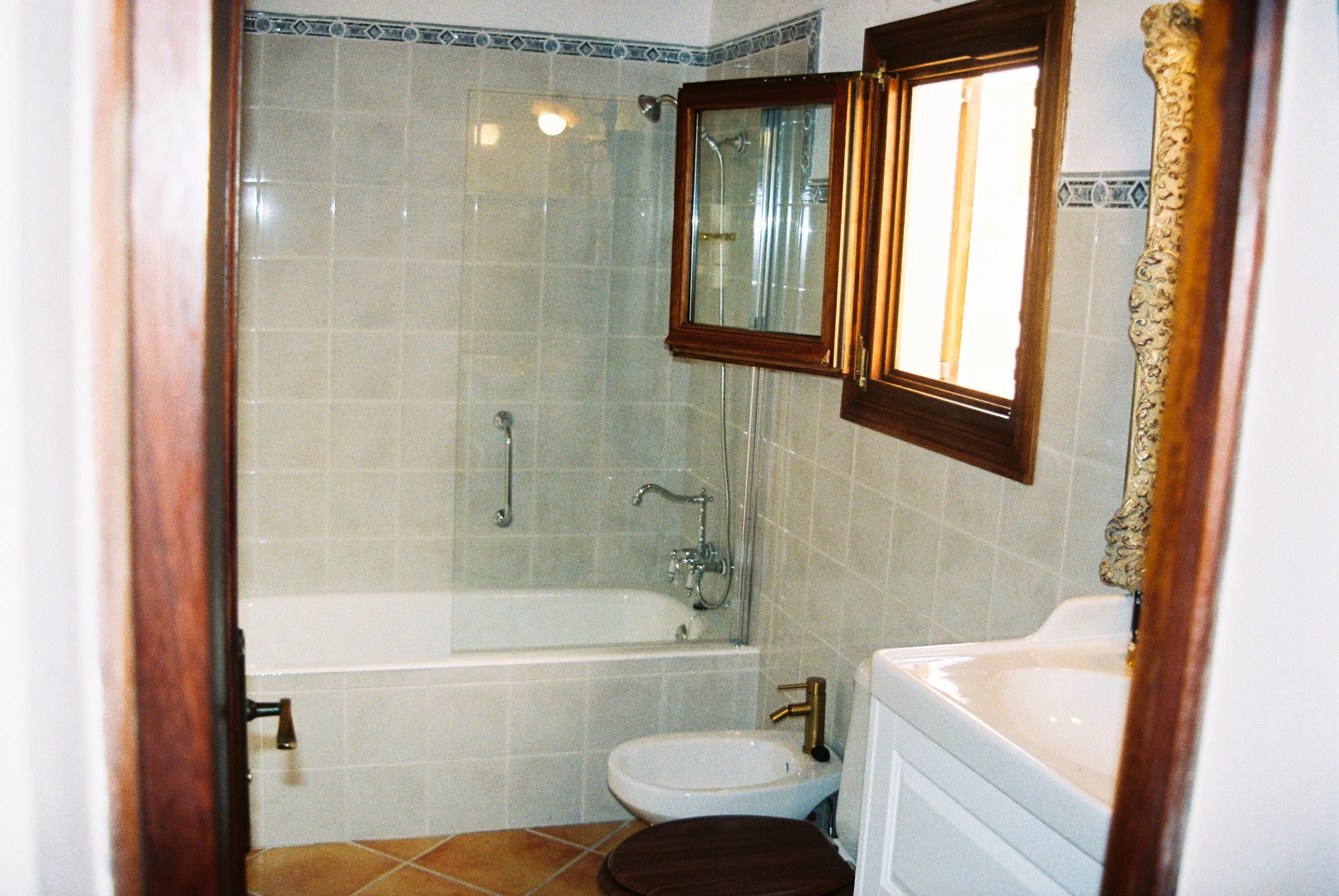 R1-02446-022A.jpg