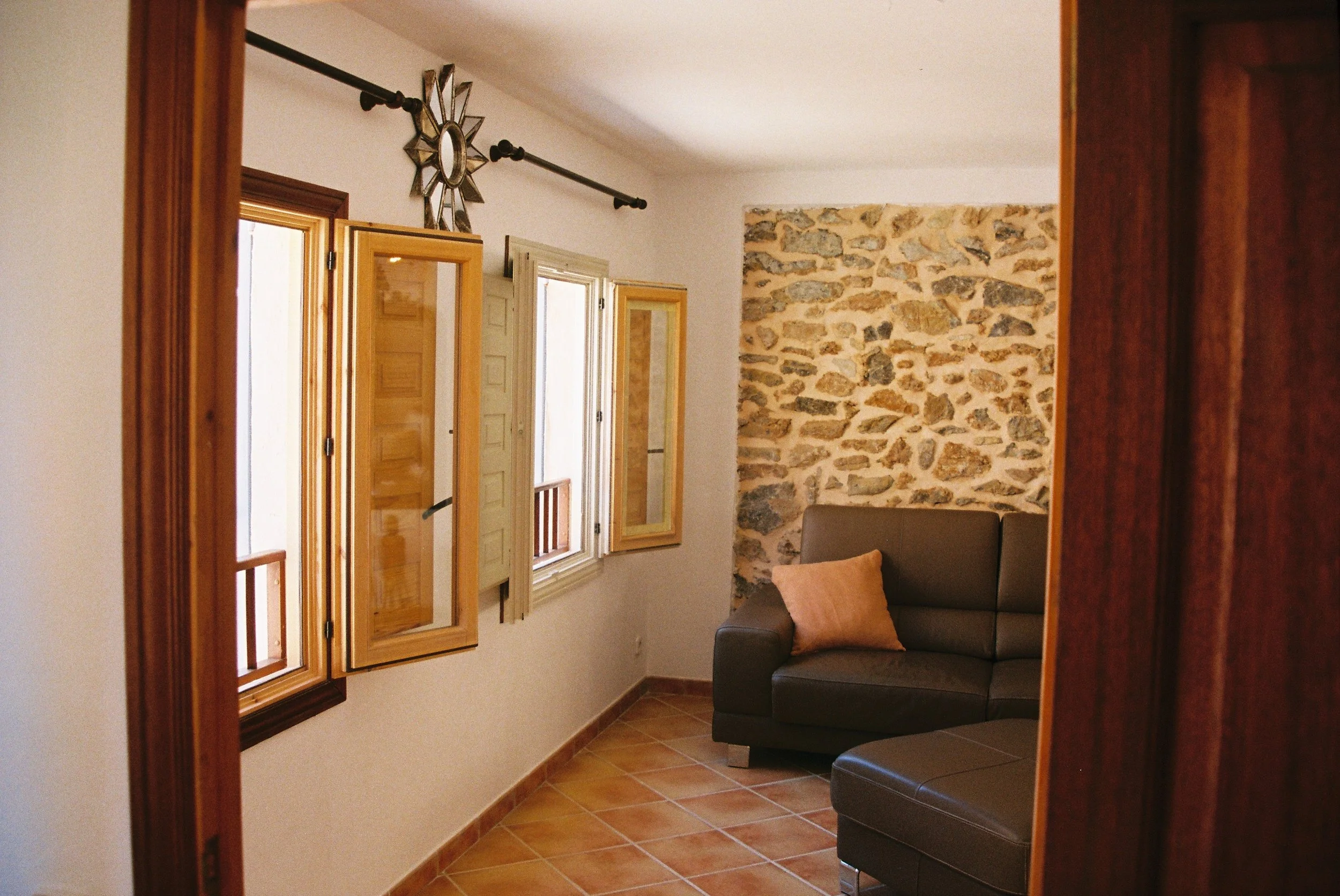 R1-02446-029A.jpg