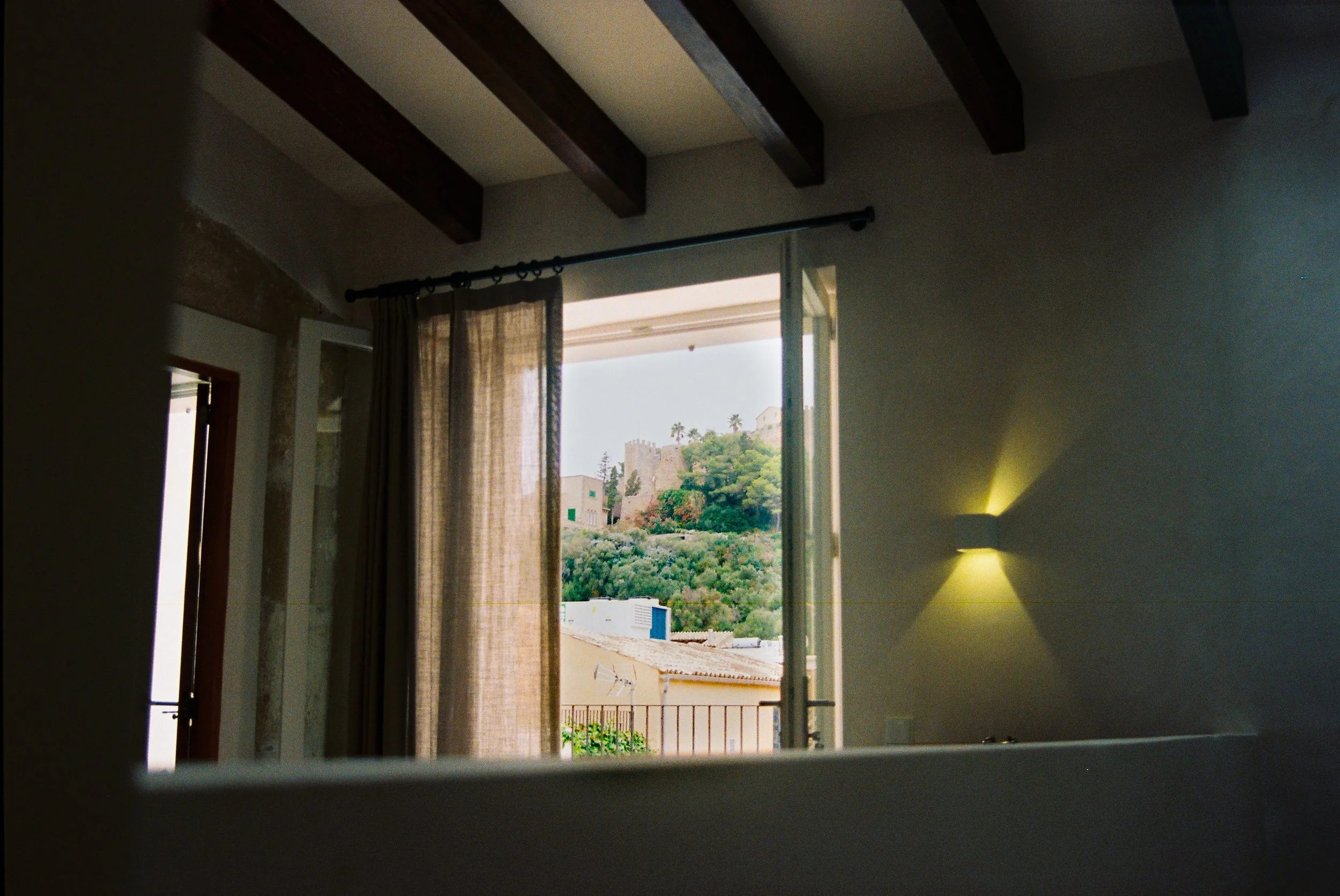 R1-03711-001A.jpg