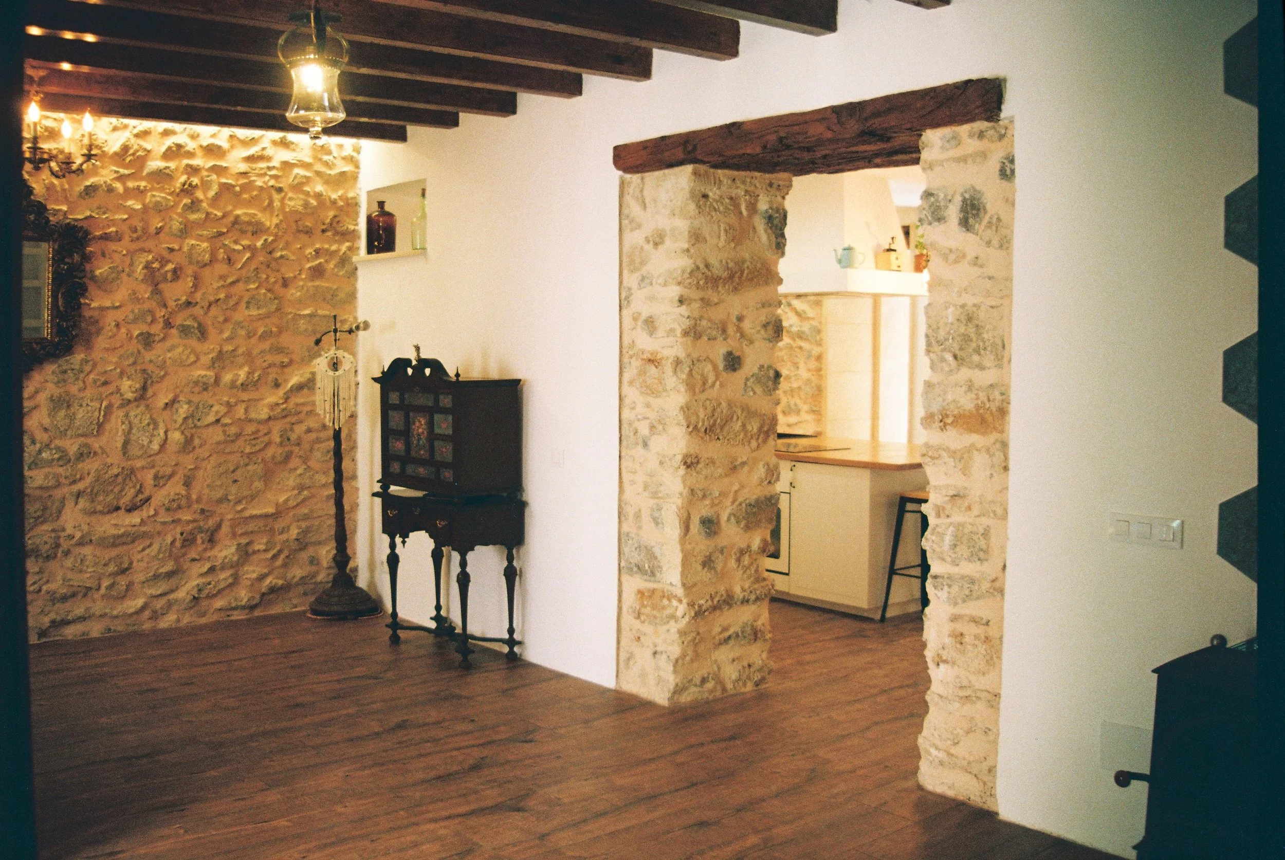 R1-02446-009A.jpg